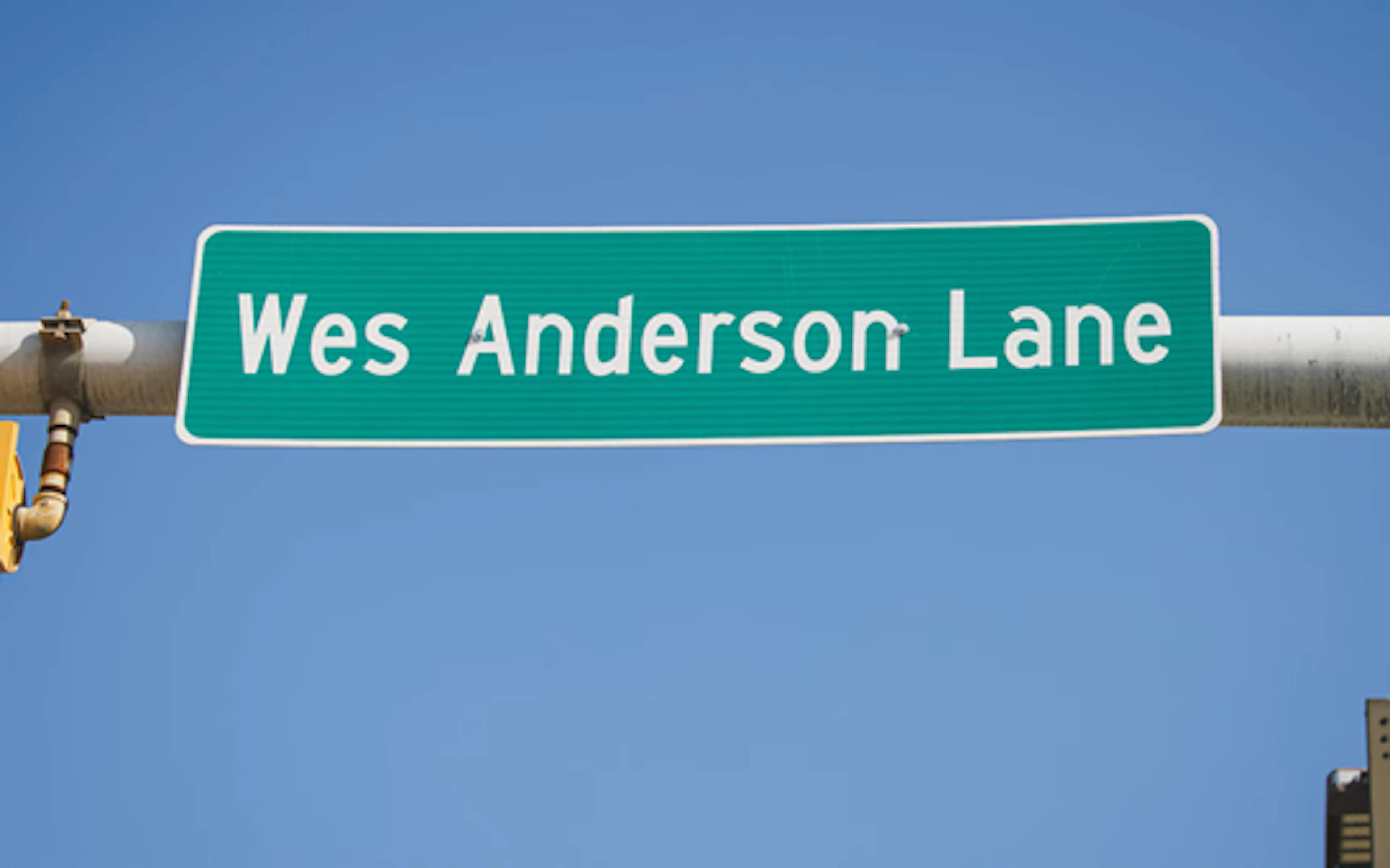 Vu sur YouTube : Wes Anderson a désormais une rue à son nom 1 23273384 467f 4214 a0cd a1dba66dd1c1 wesandersonlane