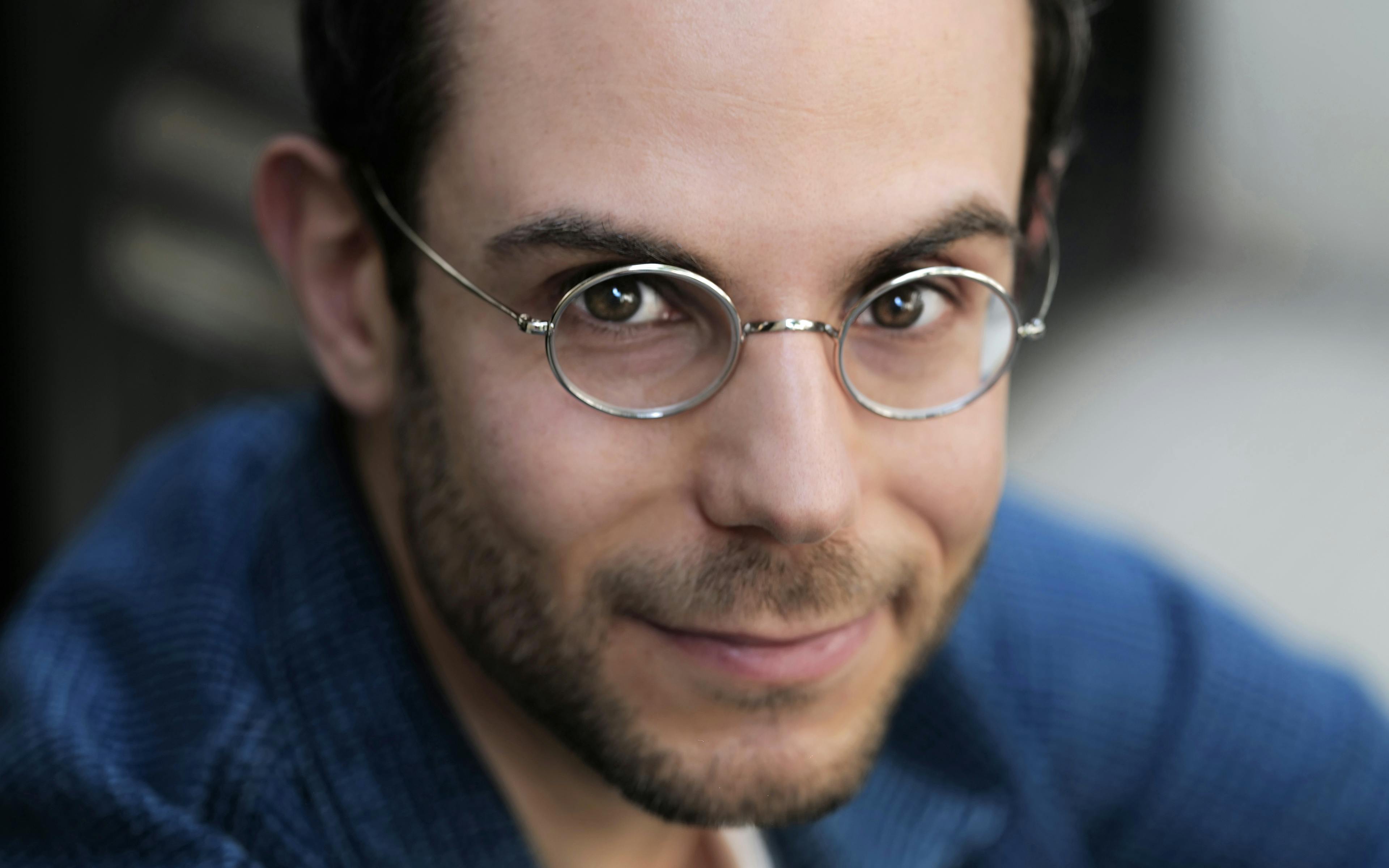 Clément Viktorovitc : autoportrait en deux images et un objet 1 98cc877e 9974 4fef bb76 393779064cca clec49bmentviktorovitchc2a9bec49bnec49bdicteroscot01