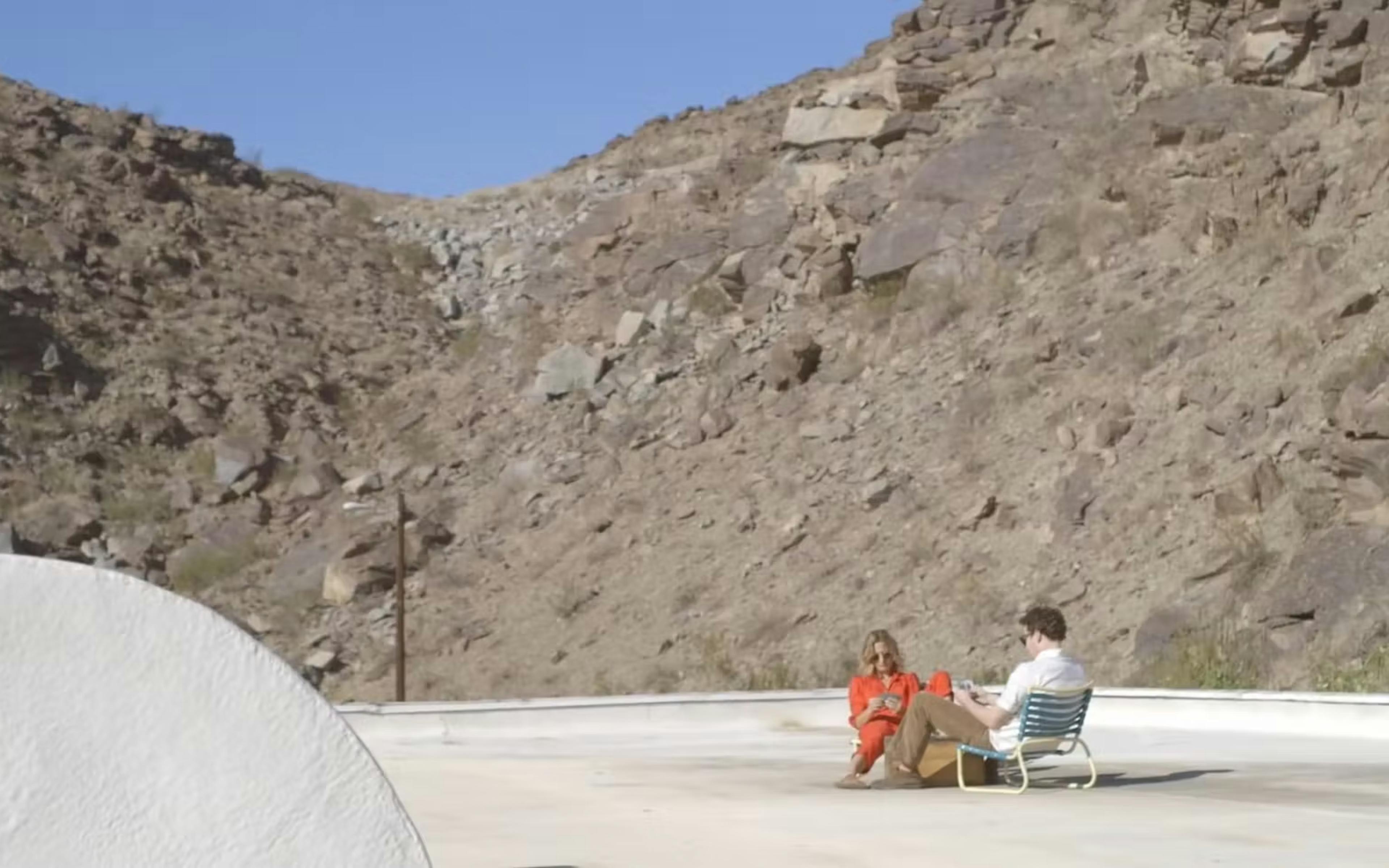 À voir sur mk2 curiosity : « Night Owl », le clip barré de Metronomy signé Quentin Dupieux 1 a0bc1fe6 79f7 424a beda eec82c764658 metrtro