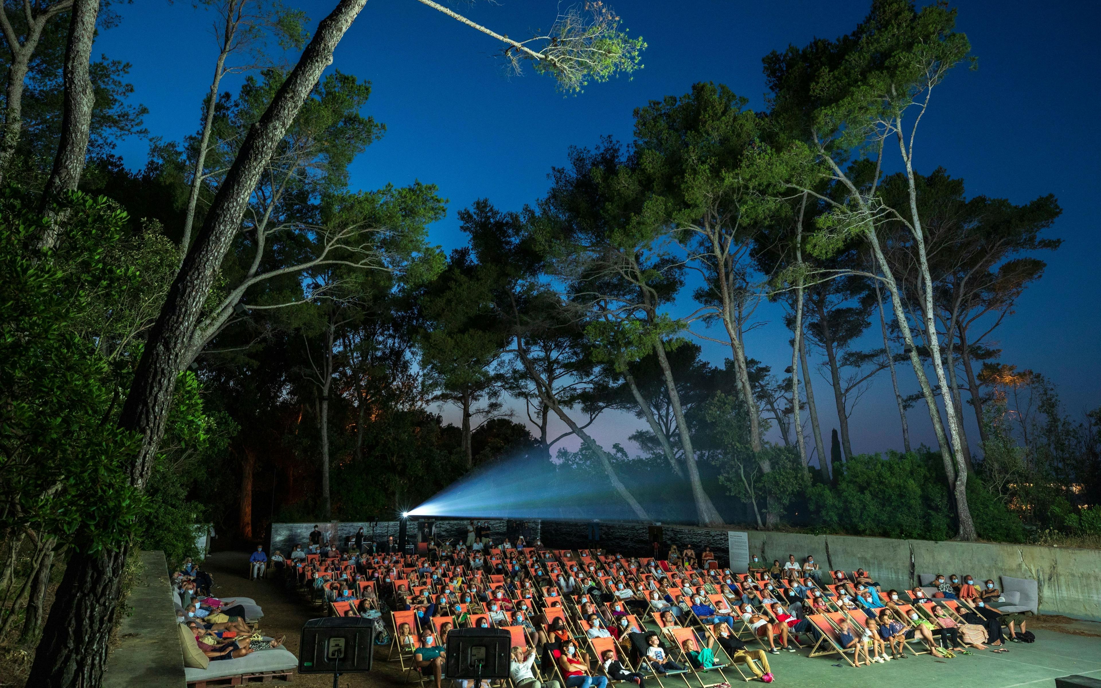 Ciné-club Paradiso : « Fire of Love » en avant-première à la villa Carmignac 1 eac41c1c 2d04 4cd9 9050 776802911daf poquerolles228129
