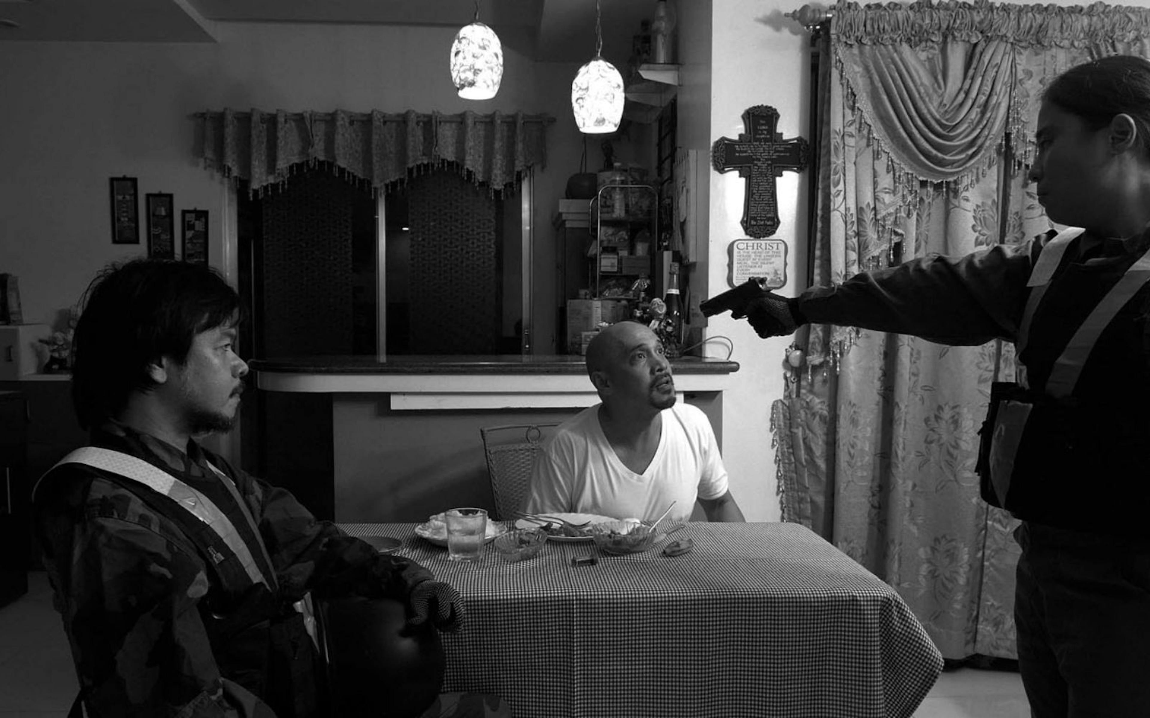 Critique: « Halte » de Lav Diaz 1 mdjkmduyndityzg0ms00mtq3lthjmjatymyyzji1zdc0mdi5 lav bon