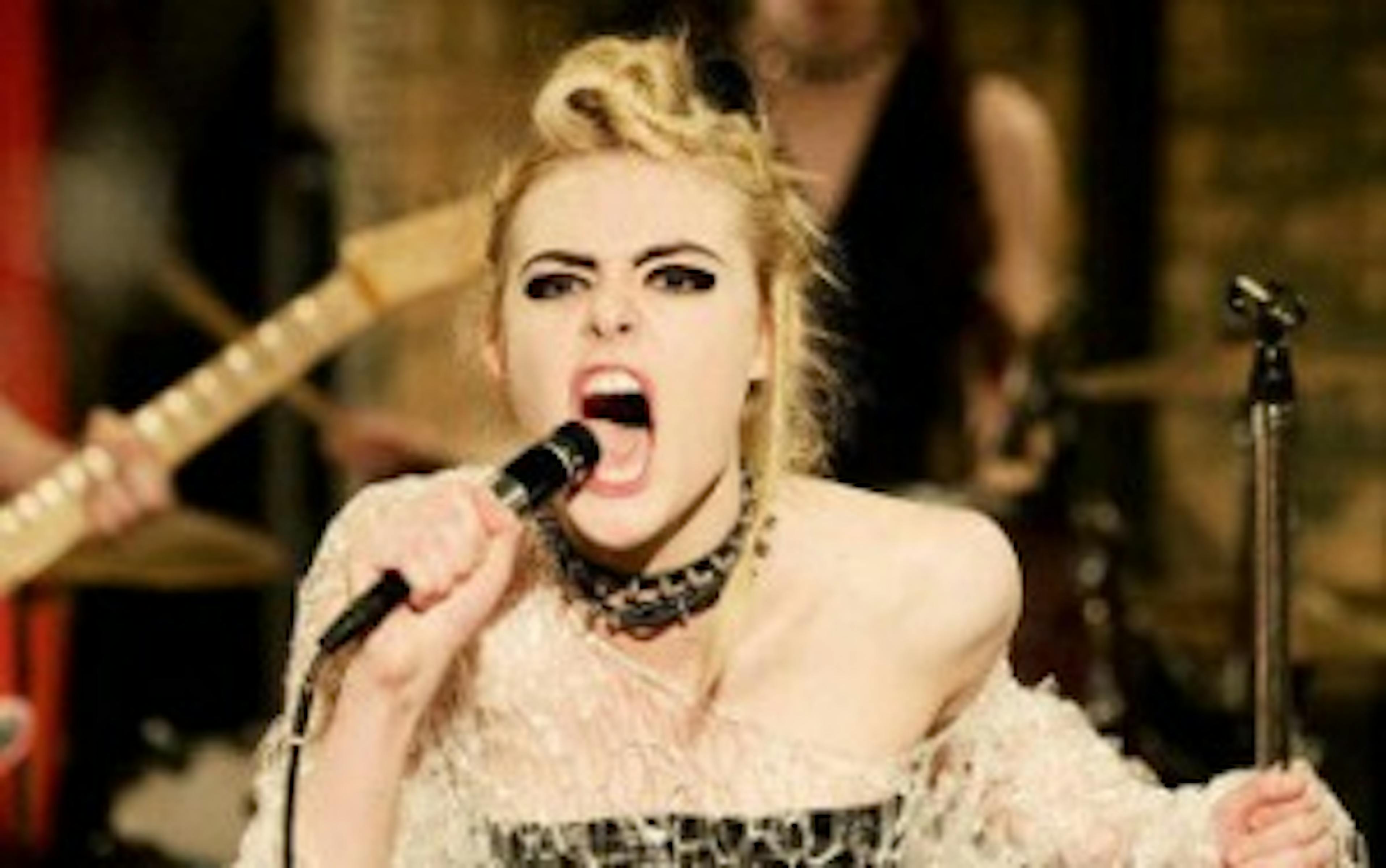 À voir : Les premières images de « How To Talk To Girls At Parties » avec Nicole Kidman et Elle Fanning 1 mjc4nmyzmmityzu1yy00ogy5ltllowutmgniowjizjzhzdi3 how to talk 2 2