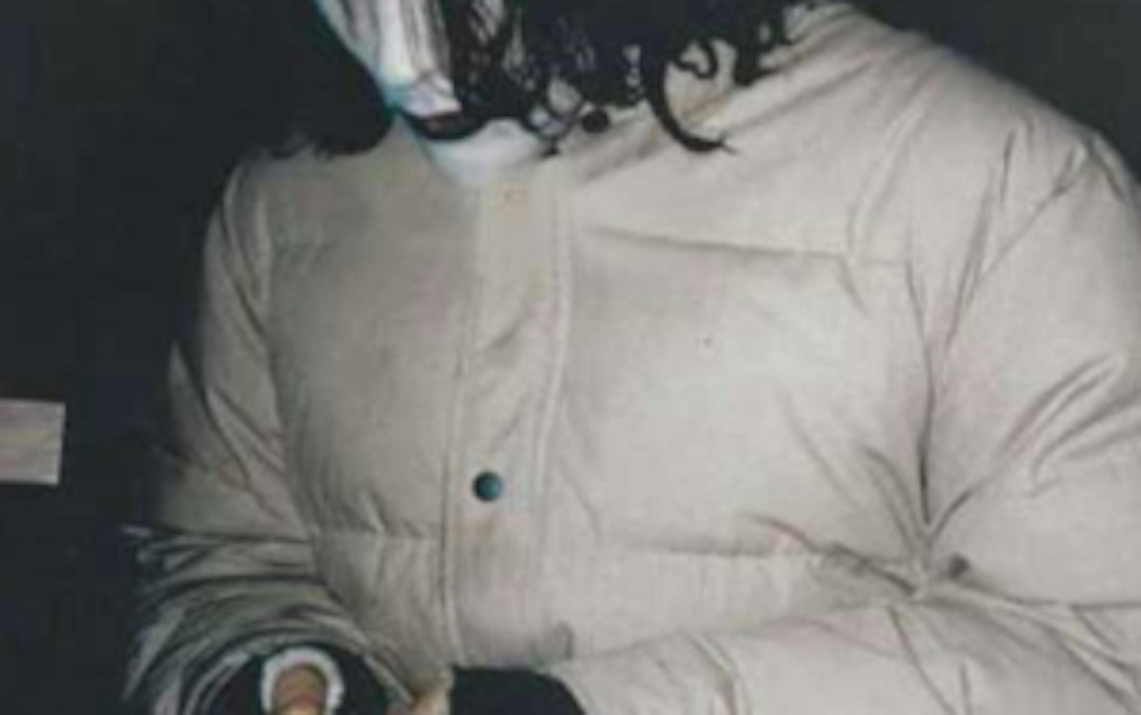 Une photo de Brandon Lee jouant à la gameboy sur le plateau de The Crow 1 mjfhzdnmngytyjzkzs00mtvjlwe2mdetm2e2yjziodzjytjk brandon 2