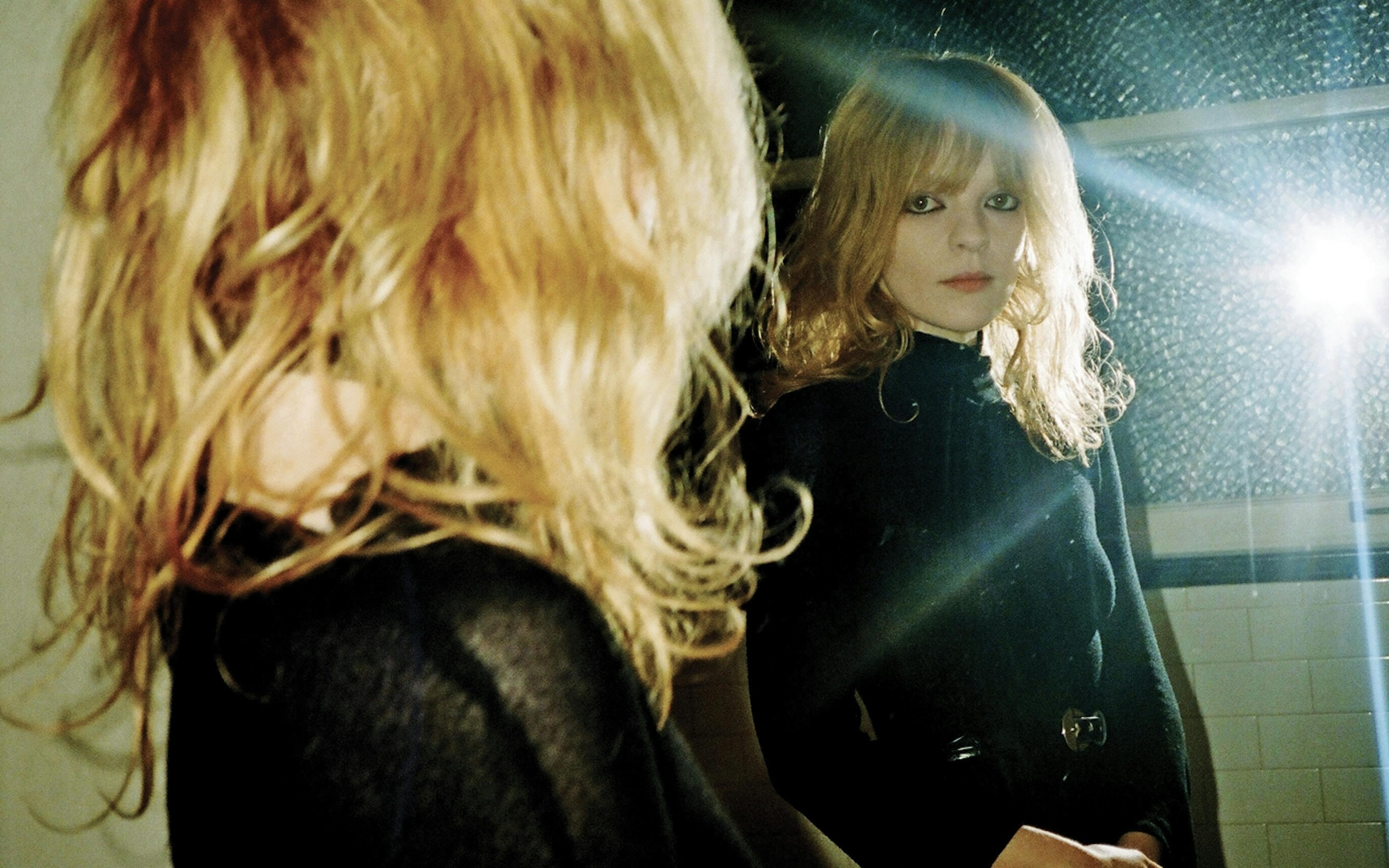 En écoute: « Quiet Signs », l’album ténébreux de la Californienne Jessica Pratt 1 mwm0zjeymwmtyje2yi00yzi4lthiotatmwjhnzc4zwzinzdl jessica pratt credit a dola borani1