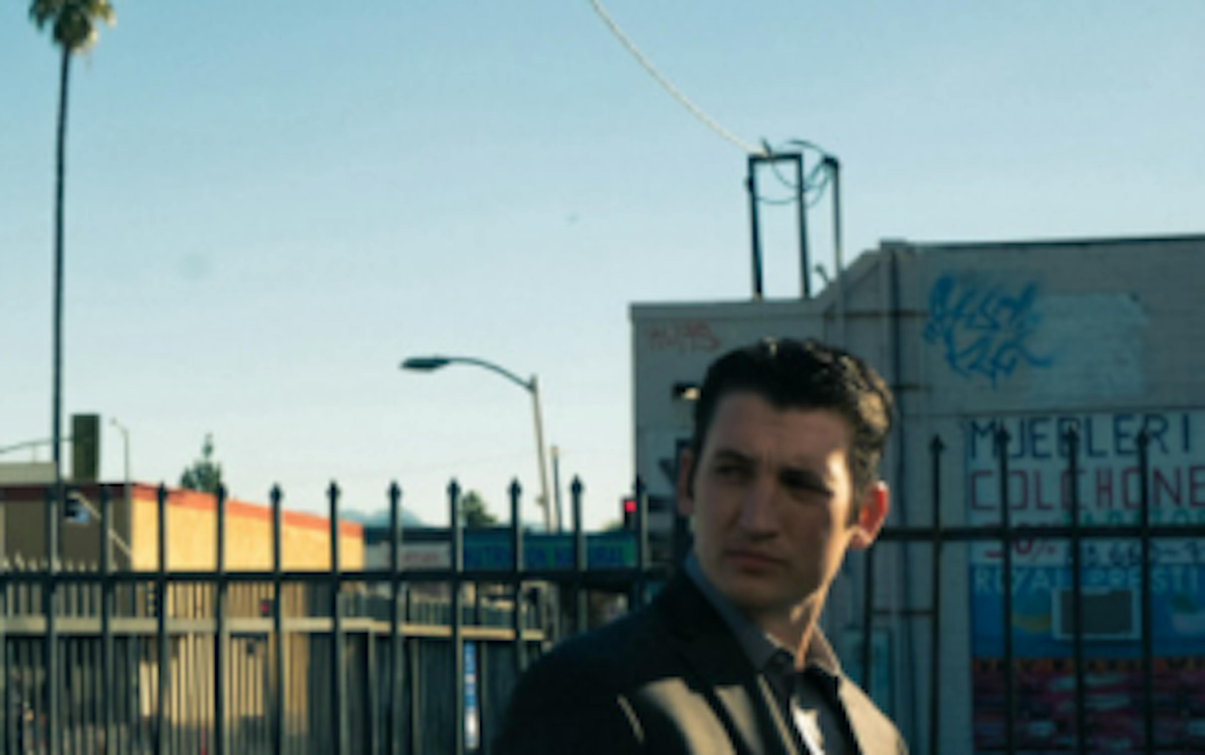 Premières images intrigantes pour Too Old to Die Young, la série de Nicolas Winding Refn 1 nde0ywninmutywjhyi00mji1ltllztetztfjngfizwmwmdni refn2 une