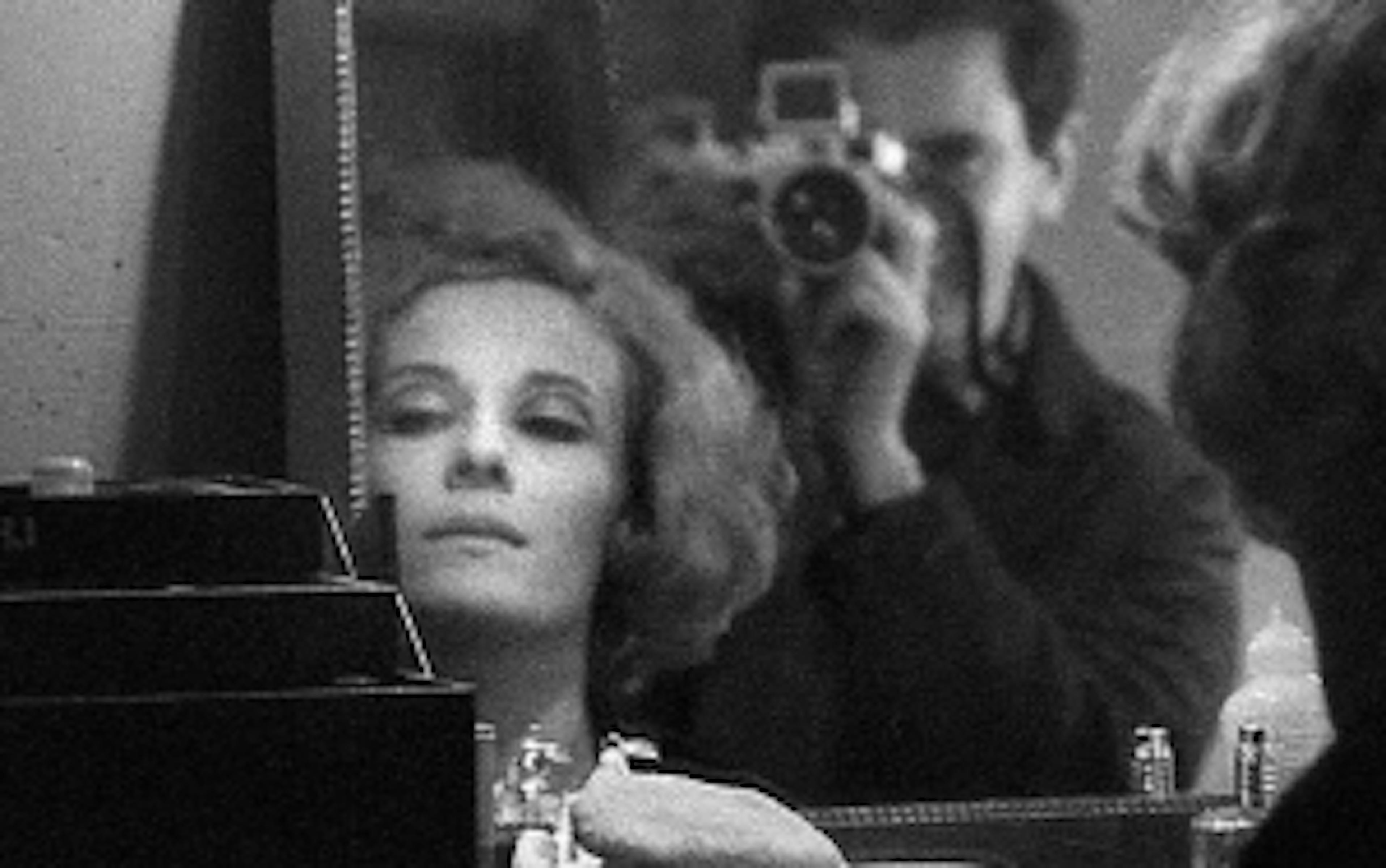 Elle aurait eu 85 ans aujourd’hui : on se souvient de Delphine Seyrig féministe 1 ndzmzmuxmjktngu0zc00ndmzltljnwetowi1mdllytkwmda2 delphine seyrig 3