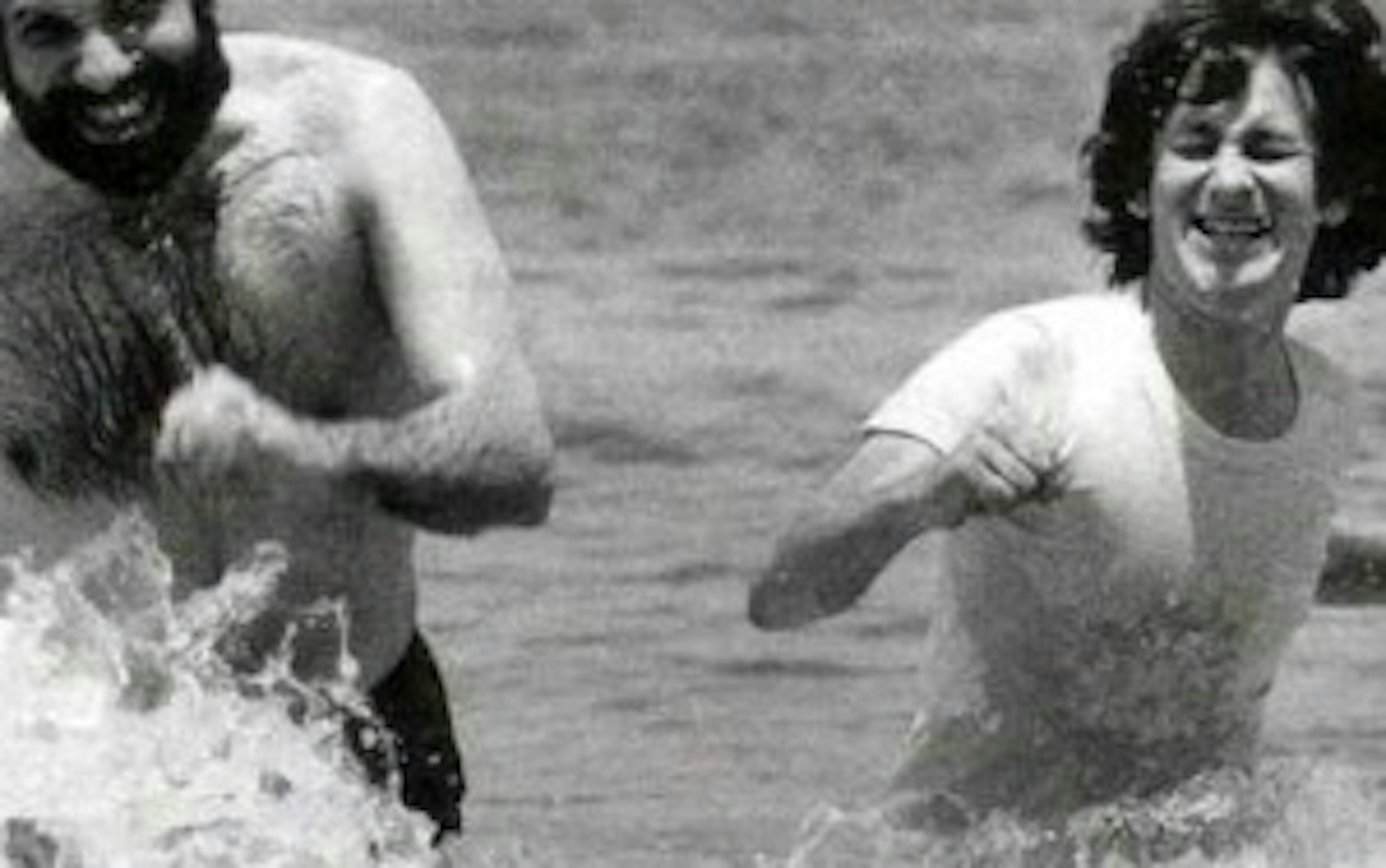 Une photo où Brian De Palma et Steven Spielberg se défient dans la mer 1 ngrhmmqxytqtnju3yy00zgiwlthimtgtngm5ntbknzziyzuw brian steven 2