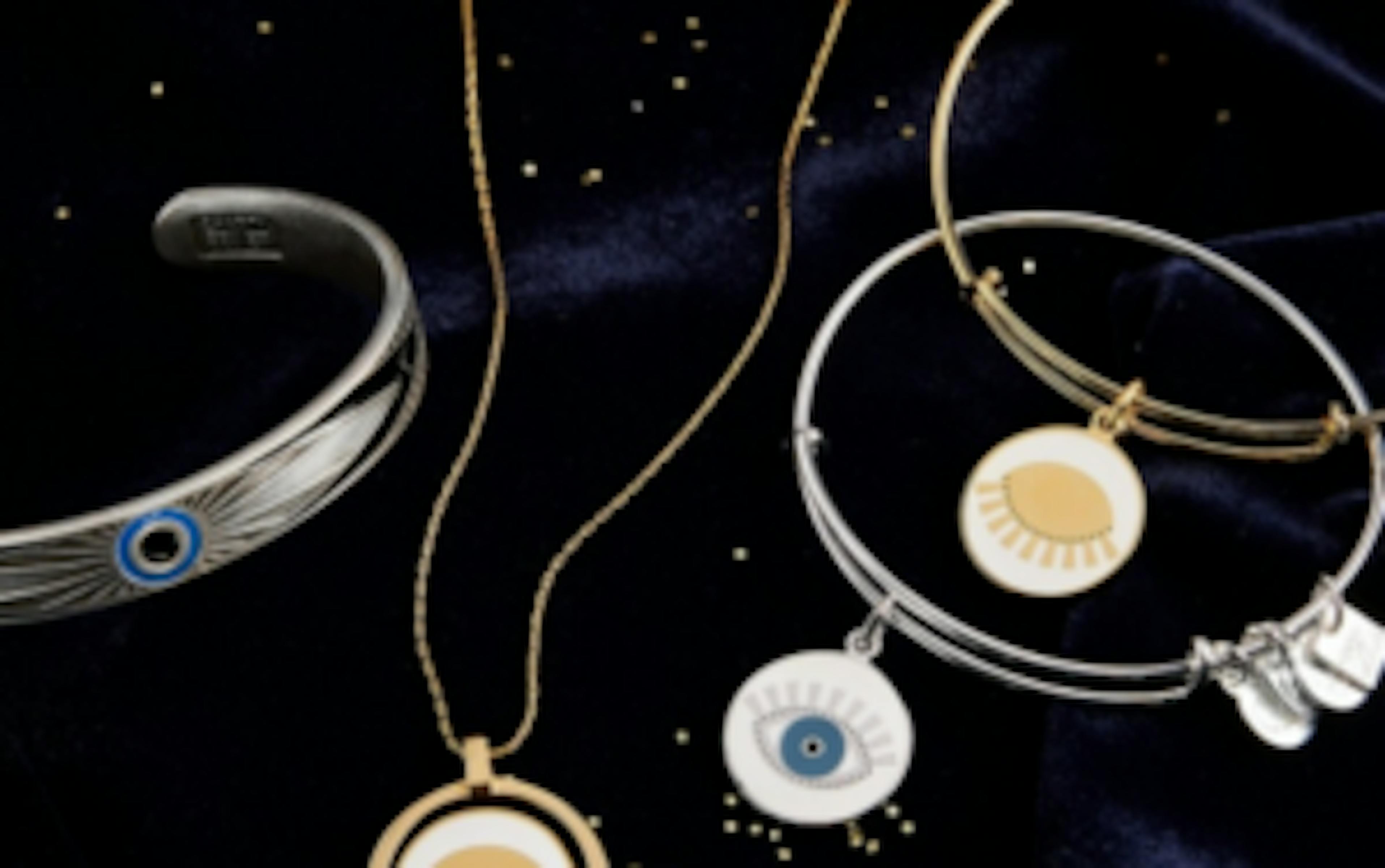 Chouette : David Lynch crée désormais des bijoux inspirés par la méditation transcendantale 1 njfiodg2zdetmguzns00nmq4lwi3yjytzmm2ytuyyzvkotay lynch 2