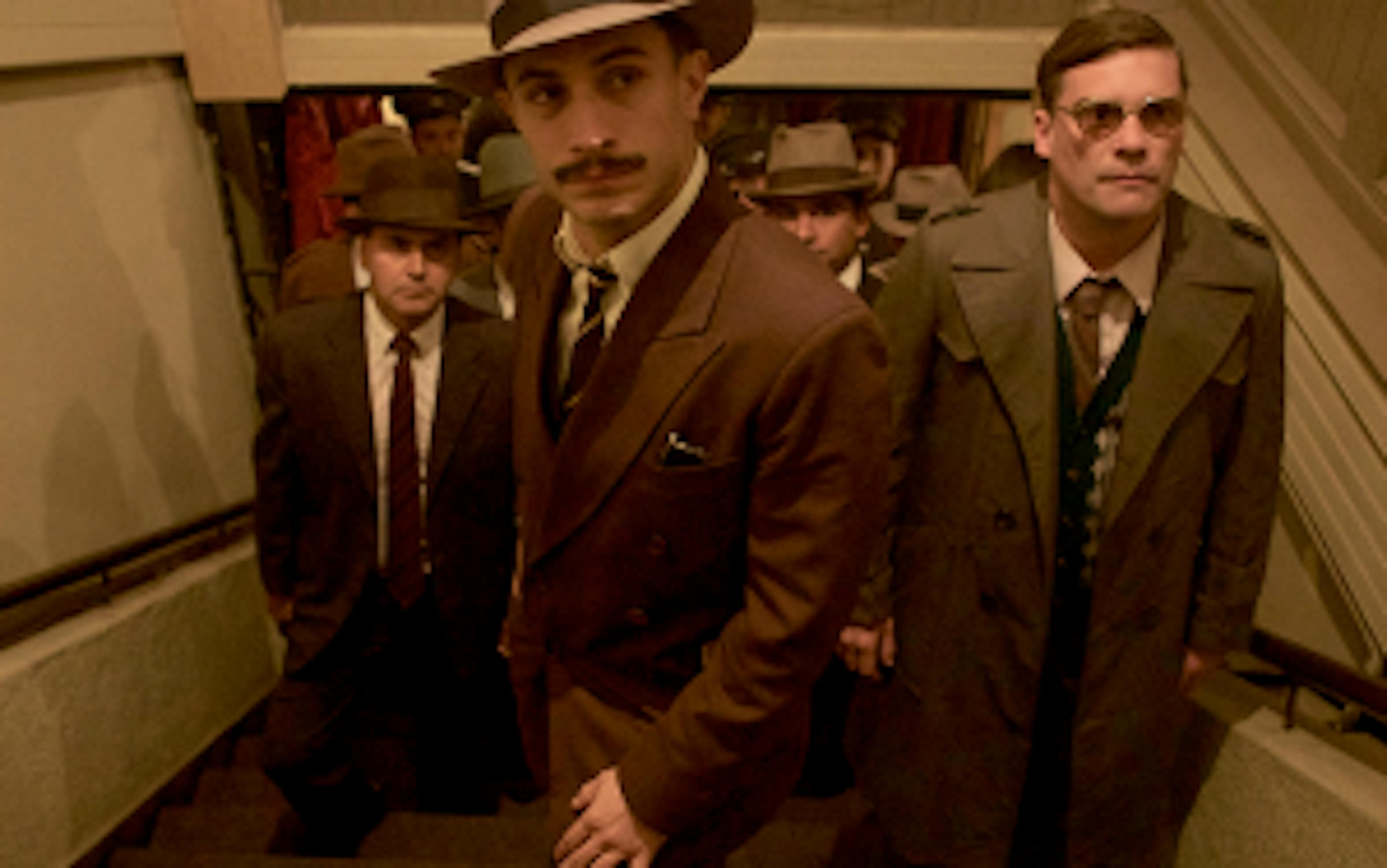 Neruda : une bande annonce envoûtante pour l’anti-biopic de Pablo Larrain 1 nji4zwe5nmmtngjiyy00zmrklthinzytyjc0ngq4zta5ngy1 uneneruda de pablo larrainm334452