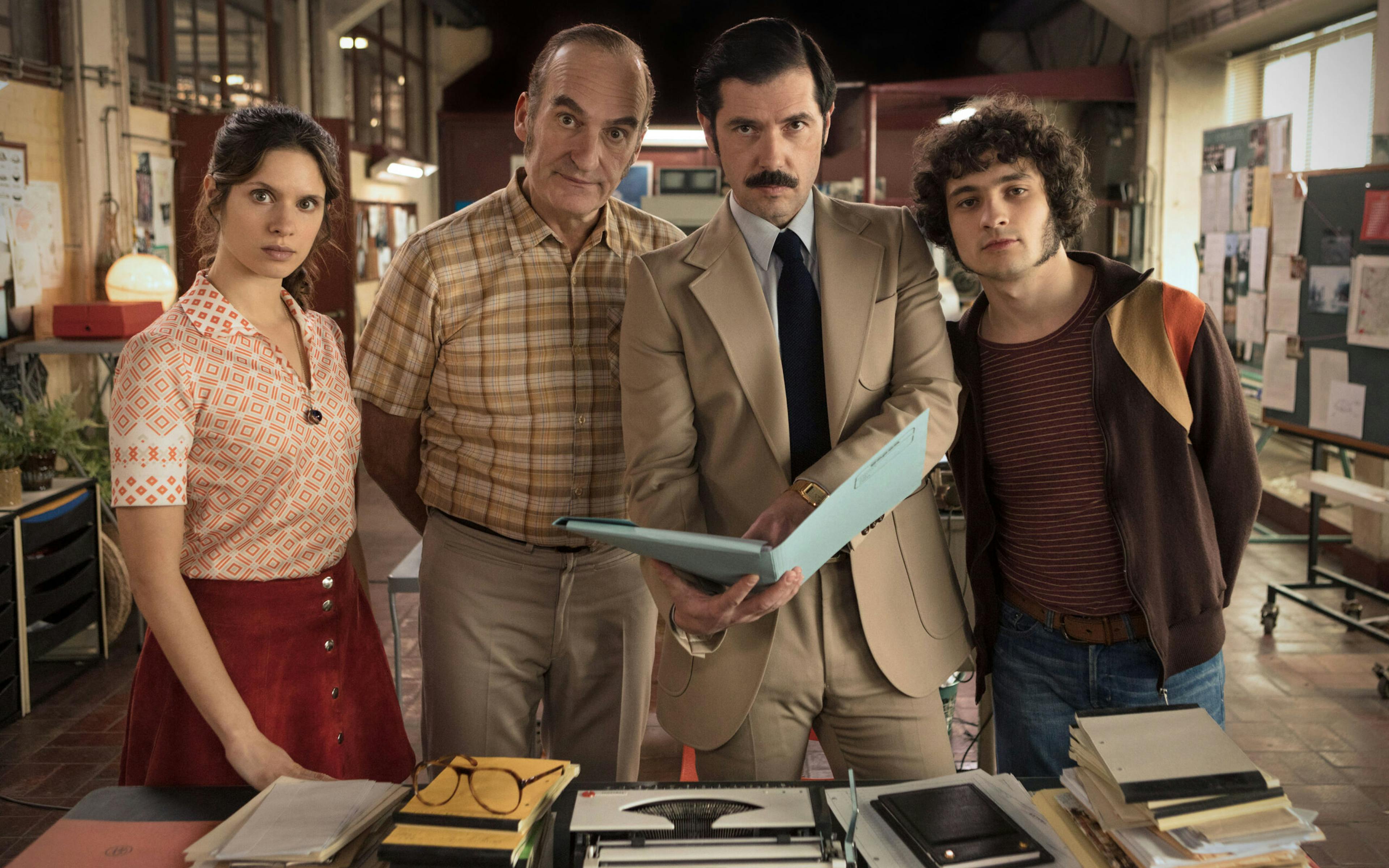SÉRIE — « OVNI(s) » sur Canal+ : une comédie SF au charme désuet 1 nmfjzdbkotmtyti4oc00yweylwezmwytyzi2yjnizdeyytrk 2020118 001 scaled