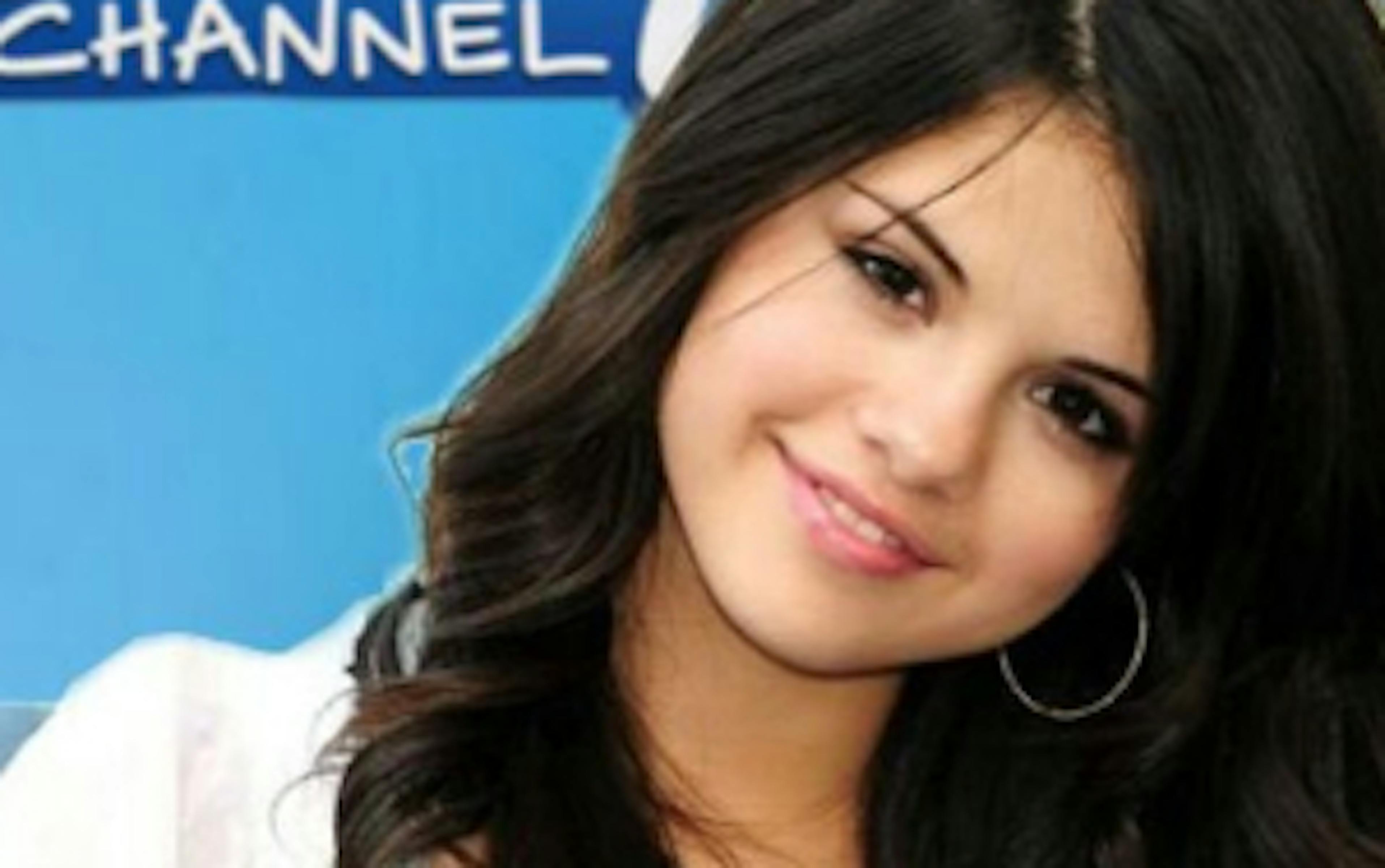 Zoom sur Selena Gomez avec 7 minutes de réflexion 1 nthjmdnlzwetmzfjos00ndnjltk2ogutm2jloty0mgfjyzm0 selena gomez 2