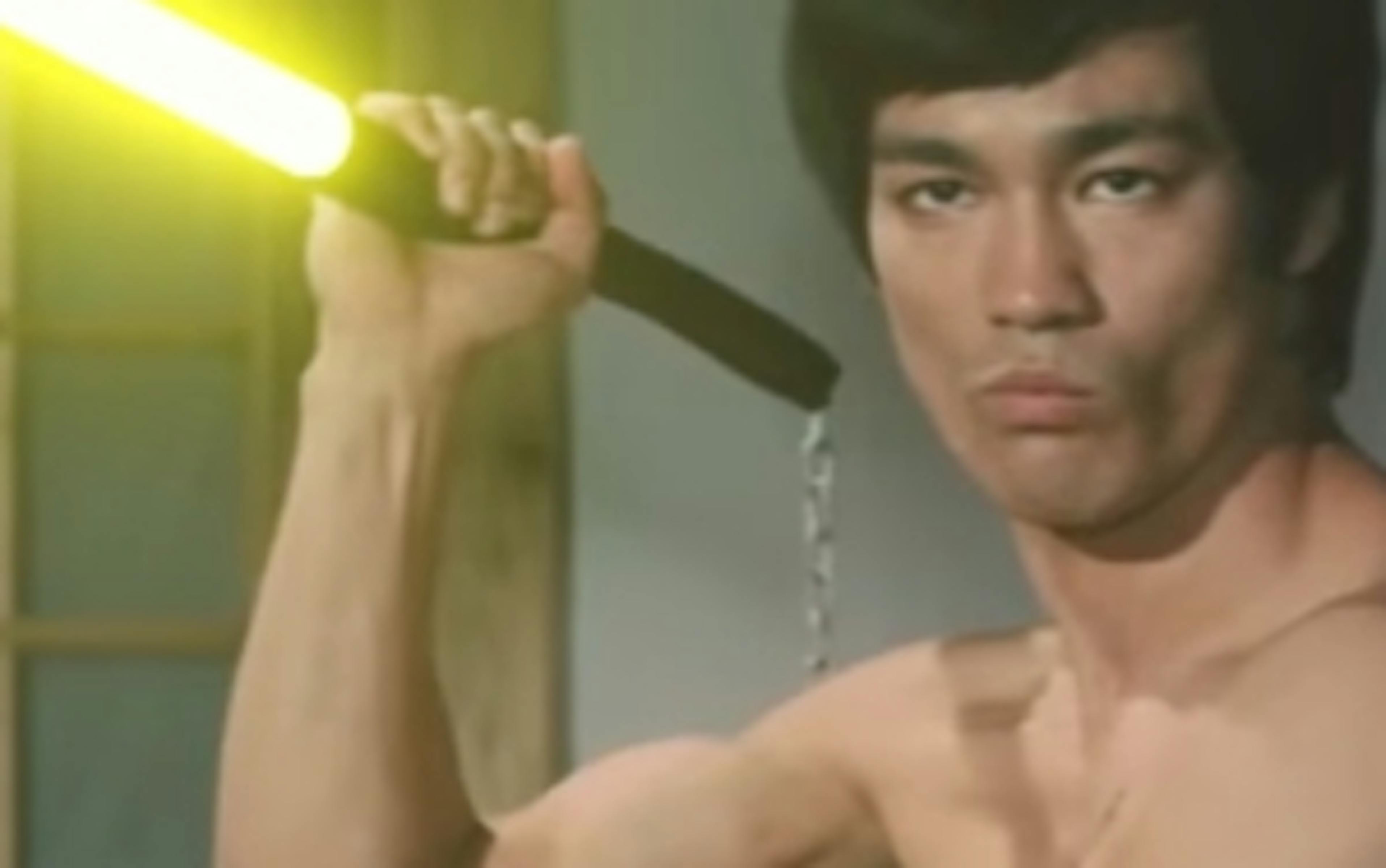 Vidéo : Bruce Lee manie mieux le sabre laser que les Jedi 1 ntrkmjblytmtnde0oc00mtfjltgwogutywrhzdm1yte2zdrj brucelee une