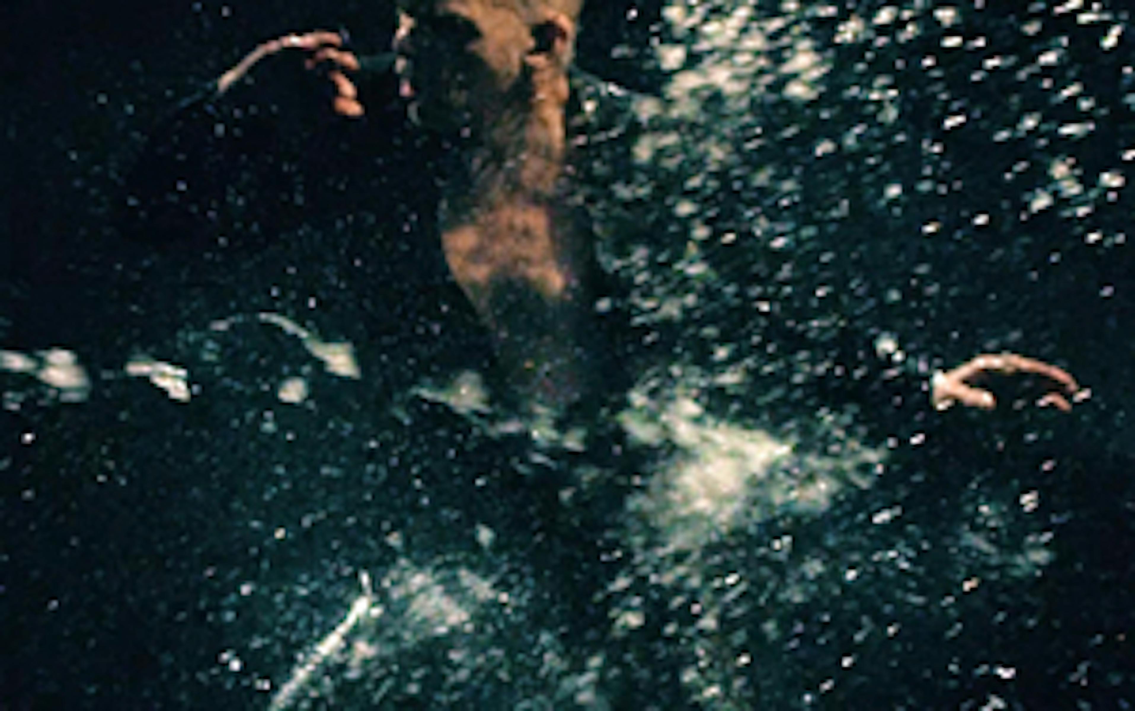 La danse aquatique de Denis Lavant dans le dernier clip de MY Concubine : Dragon 1