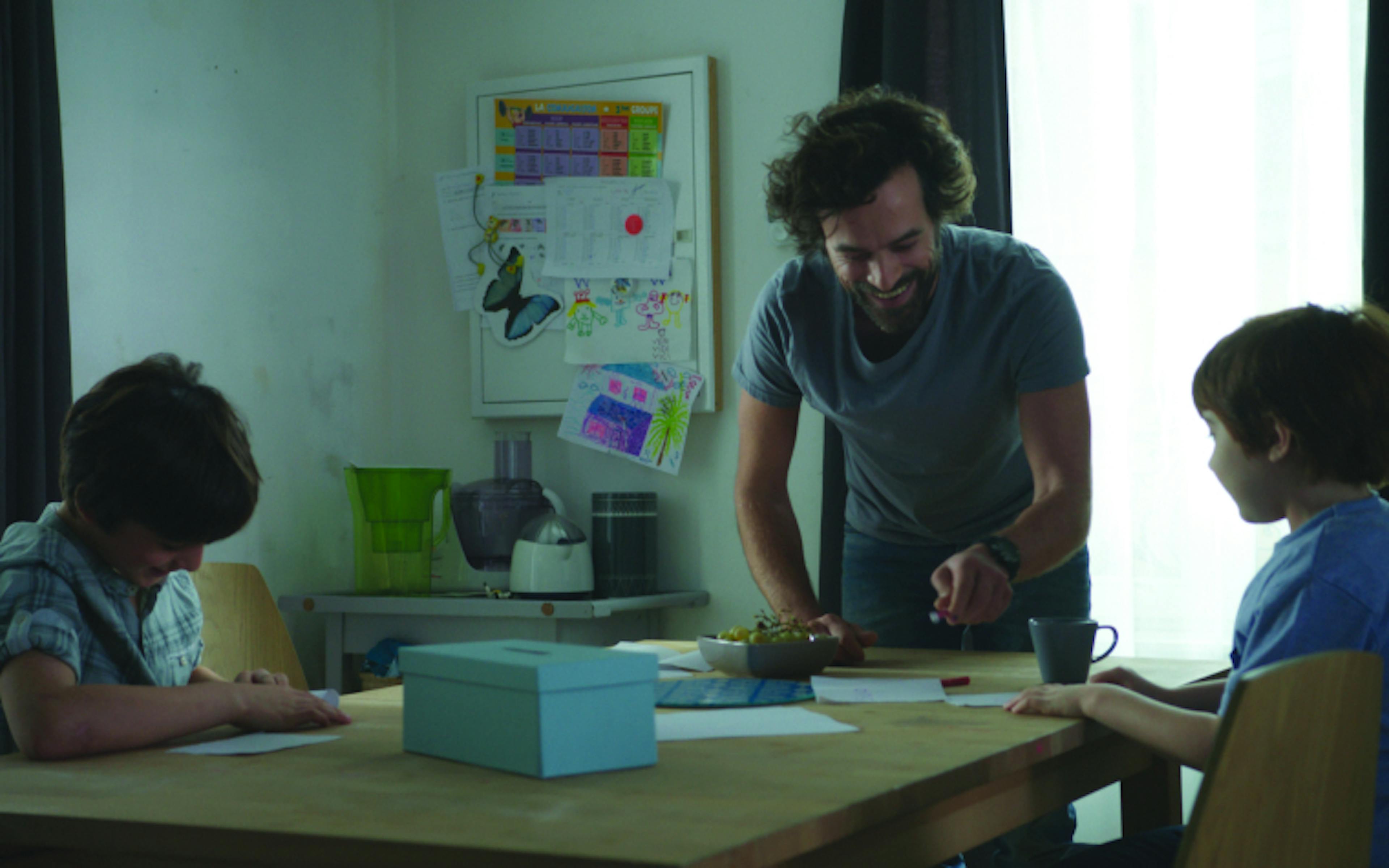 Nos batailles de Guillaume Senez : daddy blues 1 y2q2mtrkngetnje2ni00nge4lthlztktmgixmtniyzy2nwfh nosbatailles 1