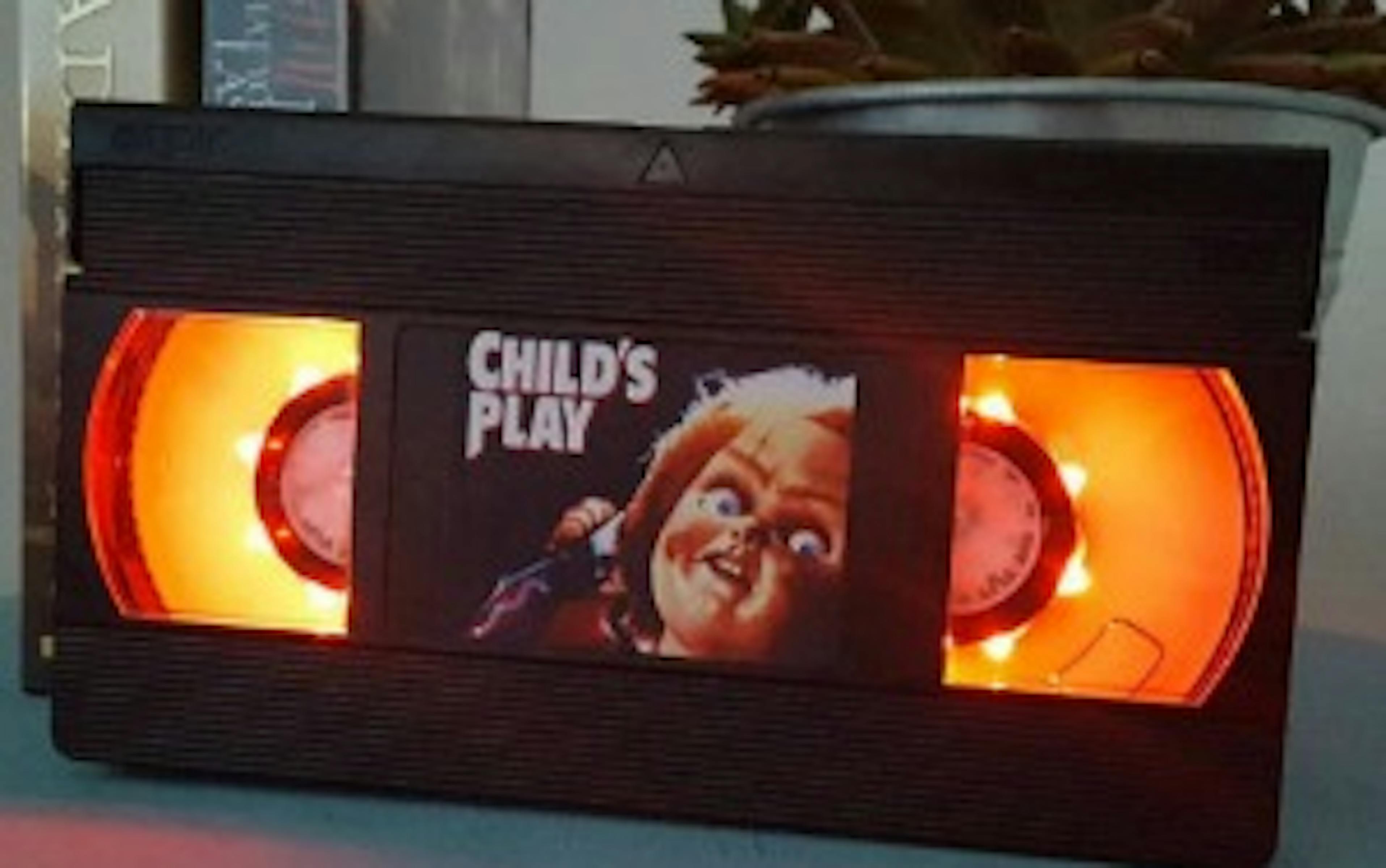NEED: Ces cassettes VHS de films d’horreur sont aussi des lampes 1 yjcwyjcwzgytyzdizi00mjhklwexnwytzmrlngyxmtvlndq2 chucky 2