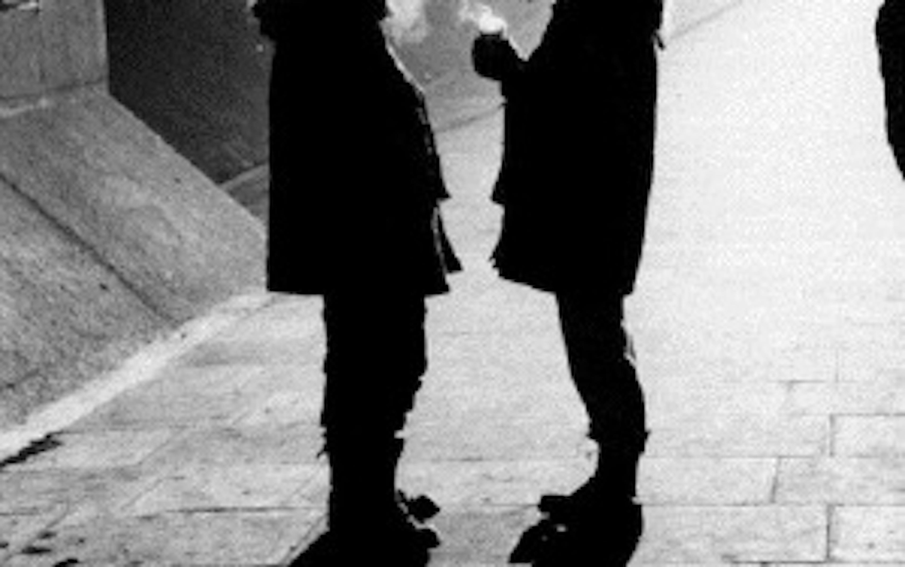 Stanley Kubrick et Malcom Mc Dowell sirotant une boisson chaude sur le tournage d’Orange Mécanique 1 yju1mdgzmzktnme2zs00ytc4lwiyntitzgjmyjq1otgwmwy4 orange mecanique 2