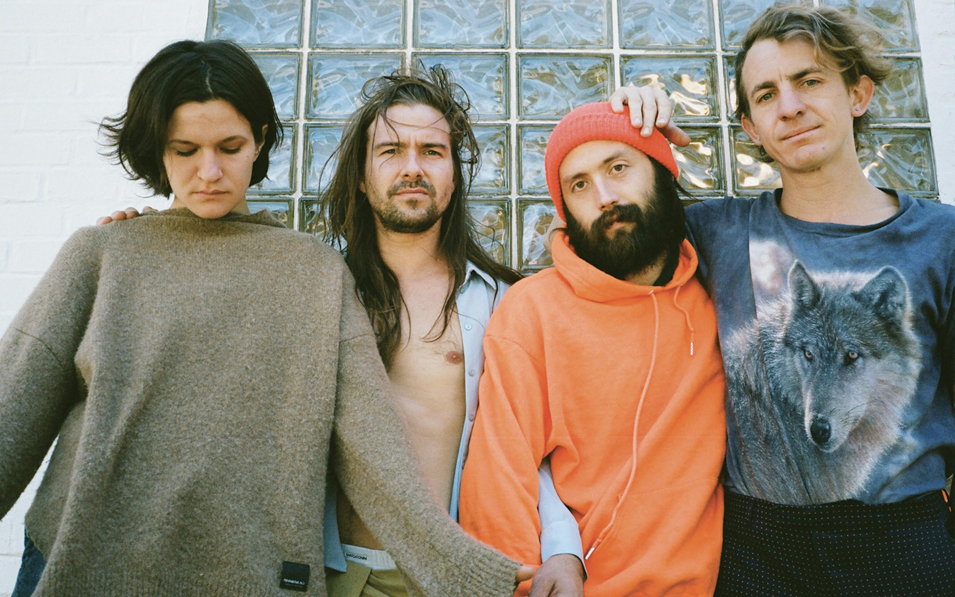 Big Thief au Cabaret Sauvage 1 yzdknwq5ntktogzlny00mde2ltk4zjutzmu4zgjiymywmdzm big thief c michael buishas
