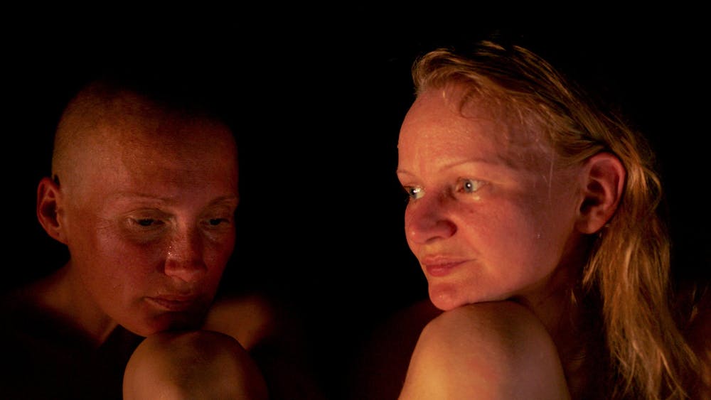 « Smoke Sauna Sisterhood » d’Anna Hints : confidences dans la brume 1 zessrnuurf2g3ny5 smokesauna