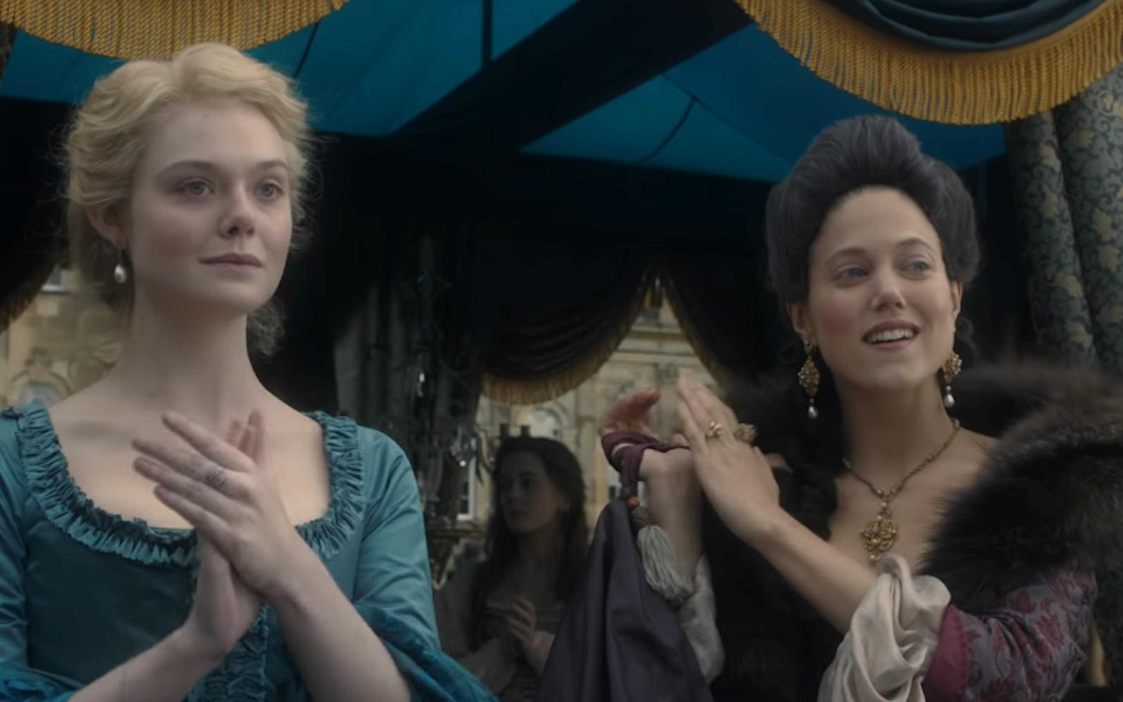 Elle Fanning irrévérencieuse dans le trailer de la série « The Great » 1 zgjhowu4zjitzgjmny00nmrllthhmwitnjm1ytayymnizde1 elle fanning