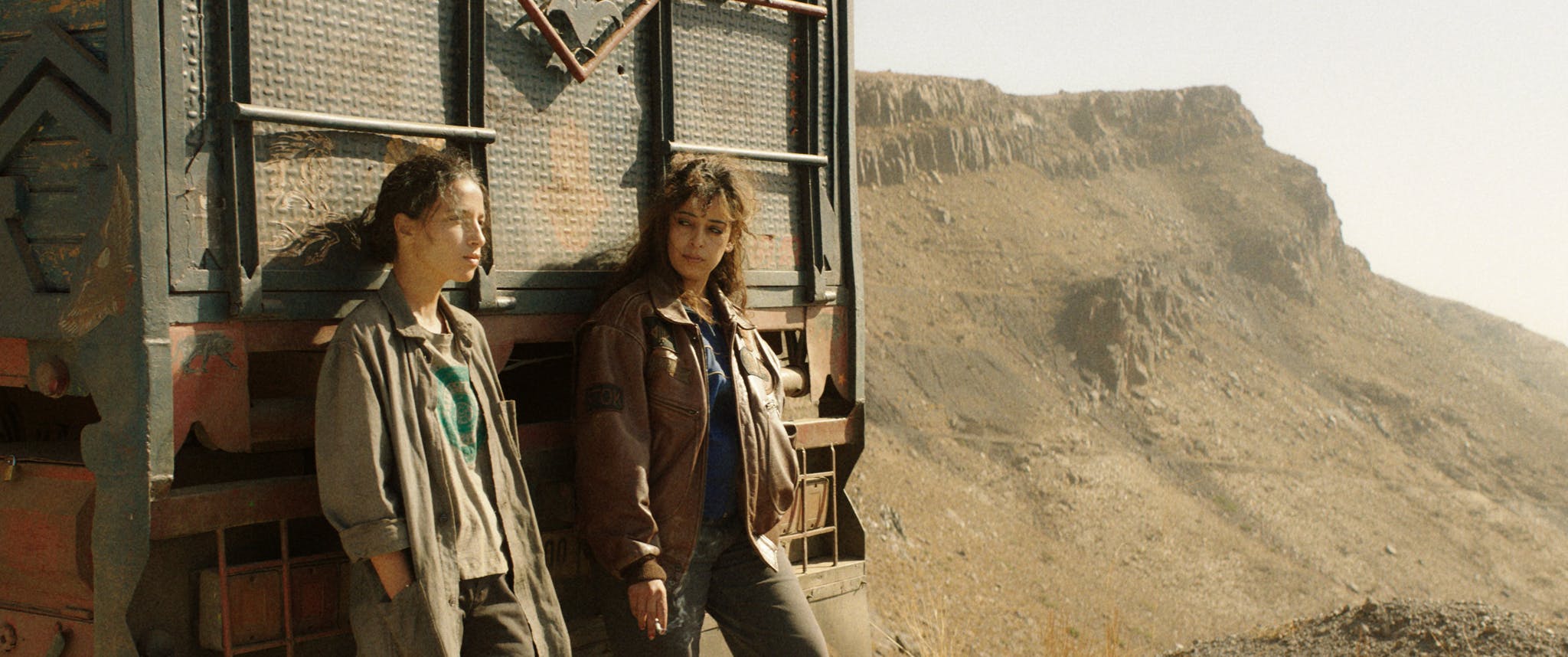 « Reines » de Yasmine Benkiran : sur la route 1 zjozykmtzajocfq9 1 reinese294acc2ae2022 petitfilm2cmontfleuriproduction2cneedproductions2ckeyfilm2cd