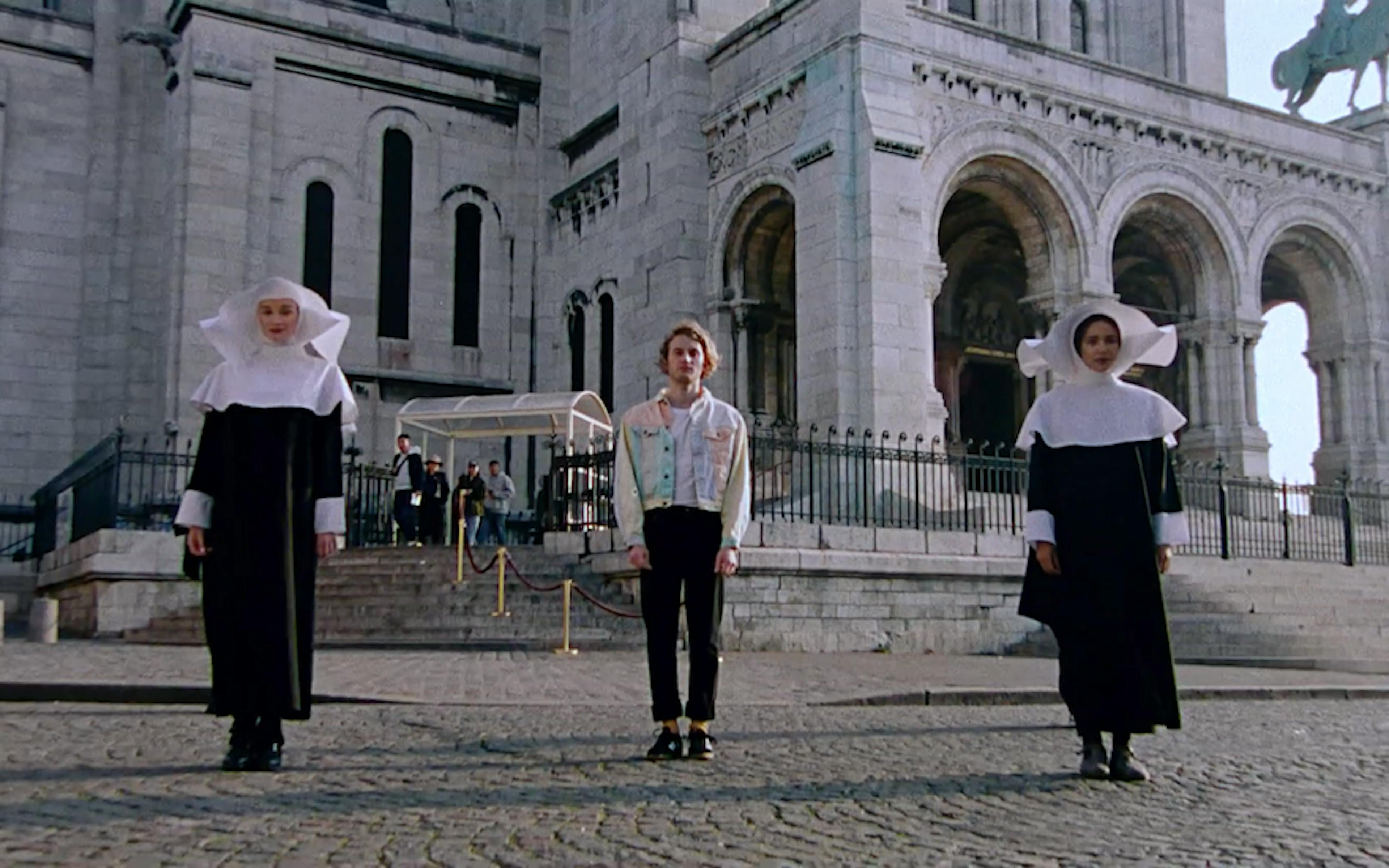 Music Cinema Club : Petit prince nous emmène sur les hauteurs de Montmartre pour « Un bisou dans le cou » 1 zmfjodm5ndutyjbhoc00zmi5lthkzgitmzy5mgvlyzu3odnh petit prince