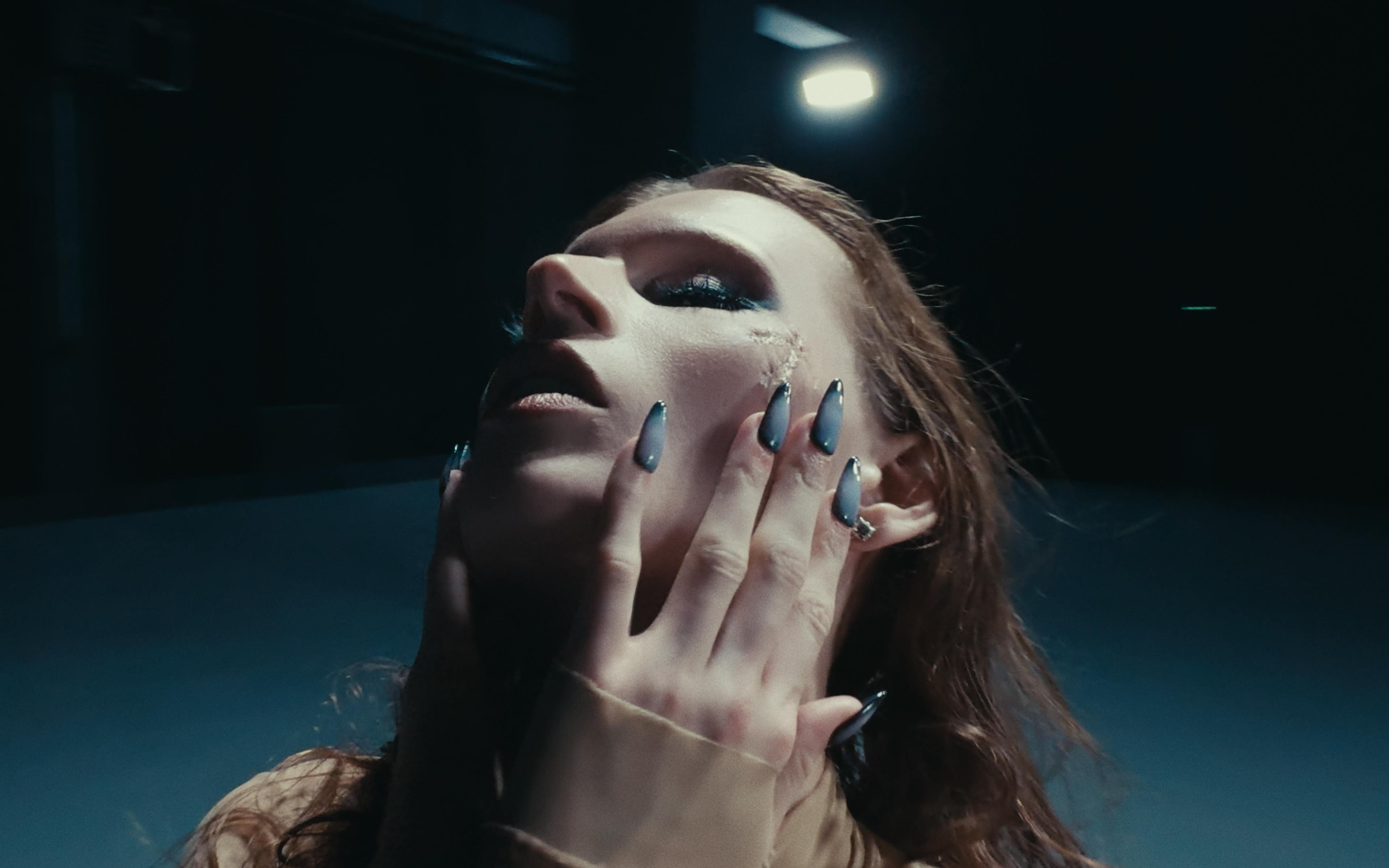 Jenys sort un nouveau clip hyperpop vertigineux, « Like A Virgin » 1