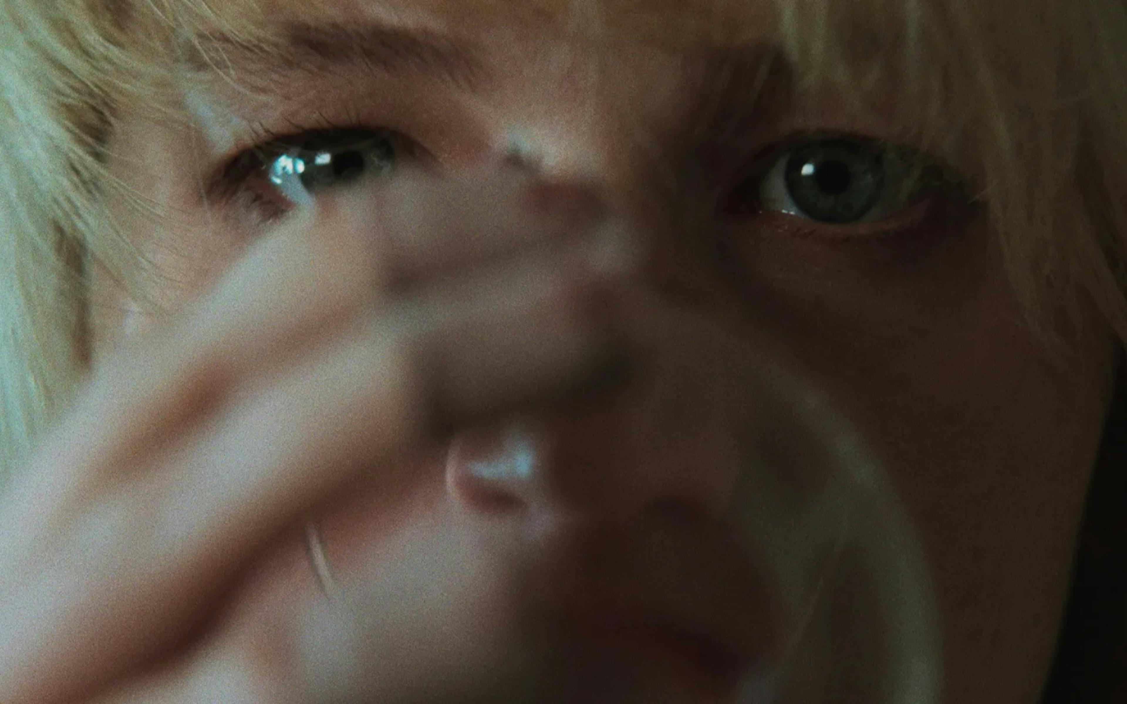 « Die, My Love » : les premières images du film de Lynne Ramsay avec Jennifer Lawrence et Robert Pattinson 1 zzxmwk8jqart1bpw die my love jennifer lawrence lynne ramsay