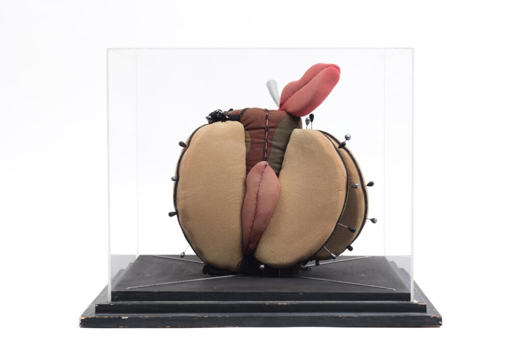 Clemen Parrocchetti, Lamento del sesso [Lamentation du sexe], 1974 © photographie : Andrea Rossetti – Courtesy Chert Lüdde, Berlin – Archivio Clemen Parrocchetti, Borgo Adorno