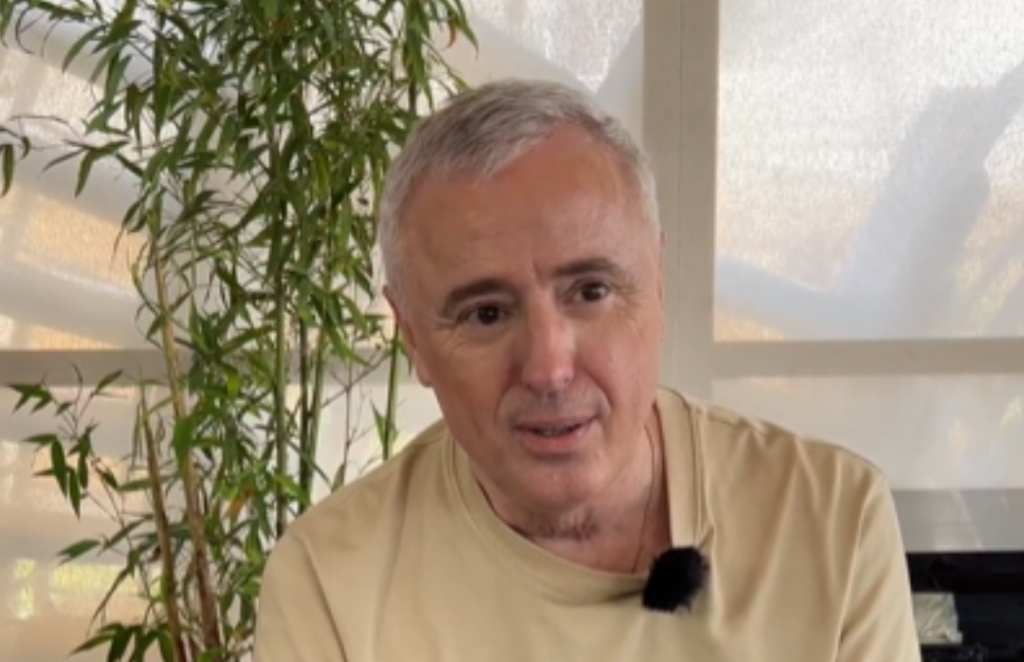 CANNES 2025 · Robin Campillo, réalisateur d’« Enzo » : « La sensualité, elle vient du fait qu'on se laisse porter par les acteurs, par leur grâce » 1 Robin Campillo