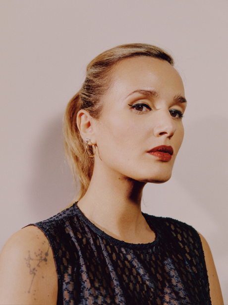 Julia Ducournau : « « Alpha », c’est quelqu’un qui doit advenir, qui doit fleurir dans un monde où tout meurt » 1 Julia Ducournau