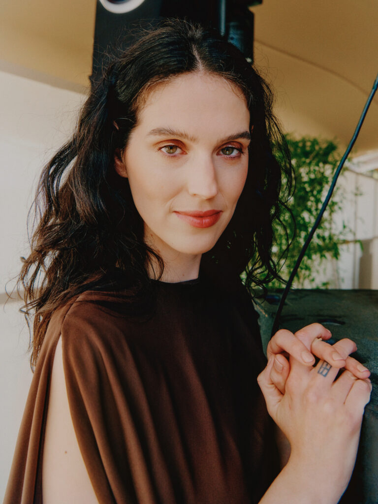 Eva Victor : "Les gens qui ont subi un traumatisme méritent d’être montrés comme des êtres tridimensionnels" 1 LIE6427WEB