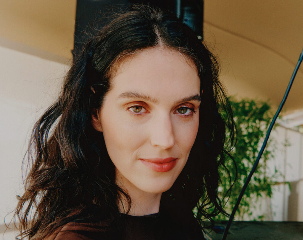 Eva Victor : "Les gens qui ont subi un traumatisme méritent d’être montrés comme des êtres tridimensionnels" 1 LIE6427WEB scaled e1753191755704