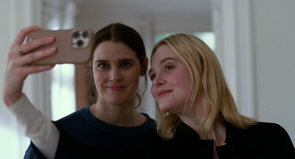 Inga Ibsdotter Lilleaas : « ‘Valeur sentimentale’ peut nous aider à nous faire ressentir autrement » 2 SentimentalValue 06 Inga Ibsdotter Lilleaas Elle Fanning Photo Kasper Tuxen Andersen