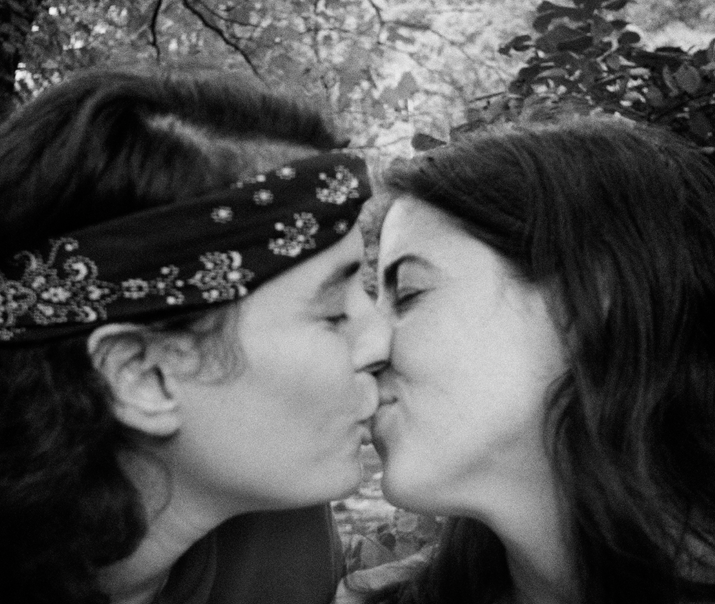 QUEER GAZE · JEB : « En 1970, j’ai emprunté un appareil photo, j’ai embrassé Sharon, et j’ai fait ma première photo lesbienne. » 3 JEB