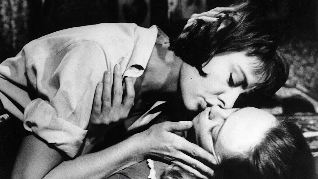 QUEER GAZE · JEB : « En 1970, j’ai emprunté un appareil photo, j’ai embrassé Sharon, et j’ai fait ma première photo lesbienne. » 2 Le Renard