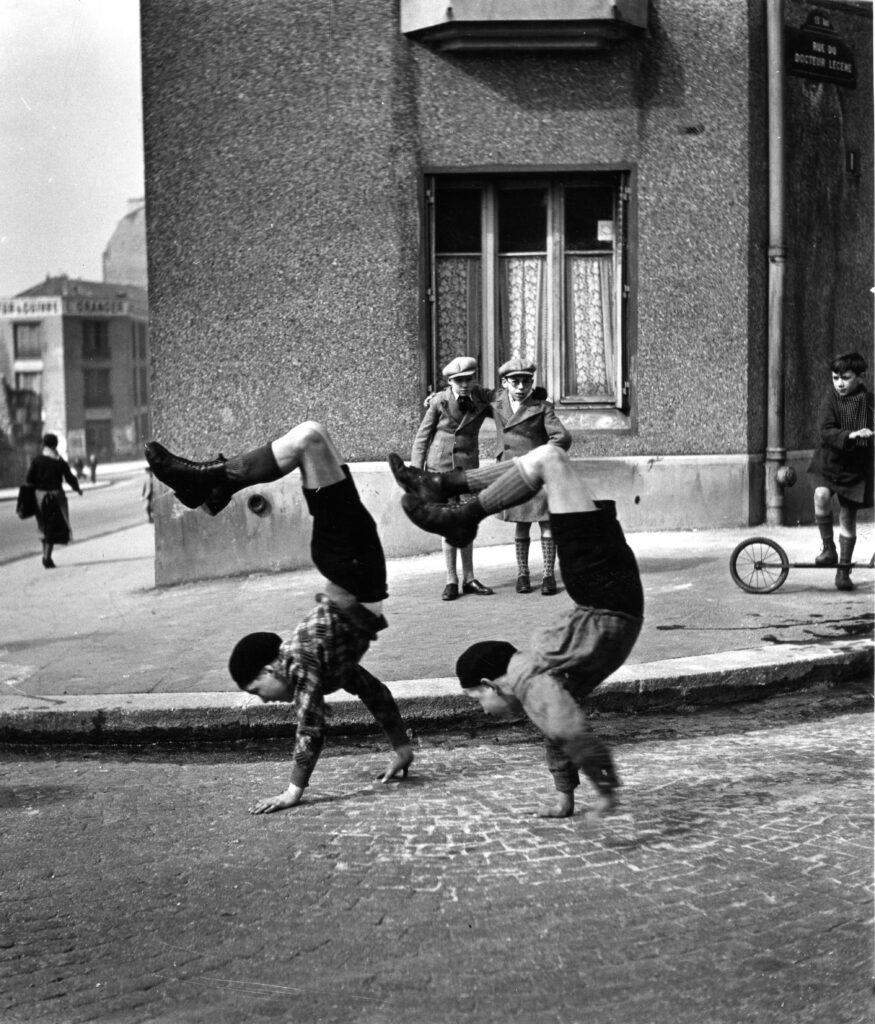 Robert Doisneau au Musée Maillol : les instants volés d’un maître humaniste 1 Les freres rue du Docteur Lecene Paris 1934