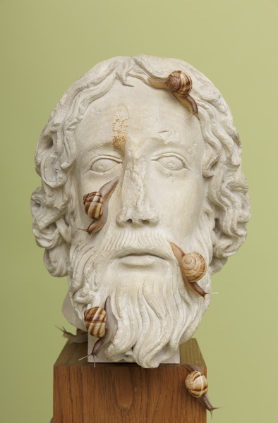 Une armée d’escargots envahit les antiquités : l’exposition de Théo Mercier à Paris 2 Theo Mercier 2