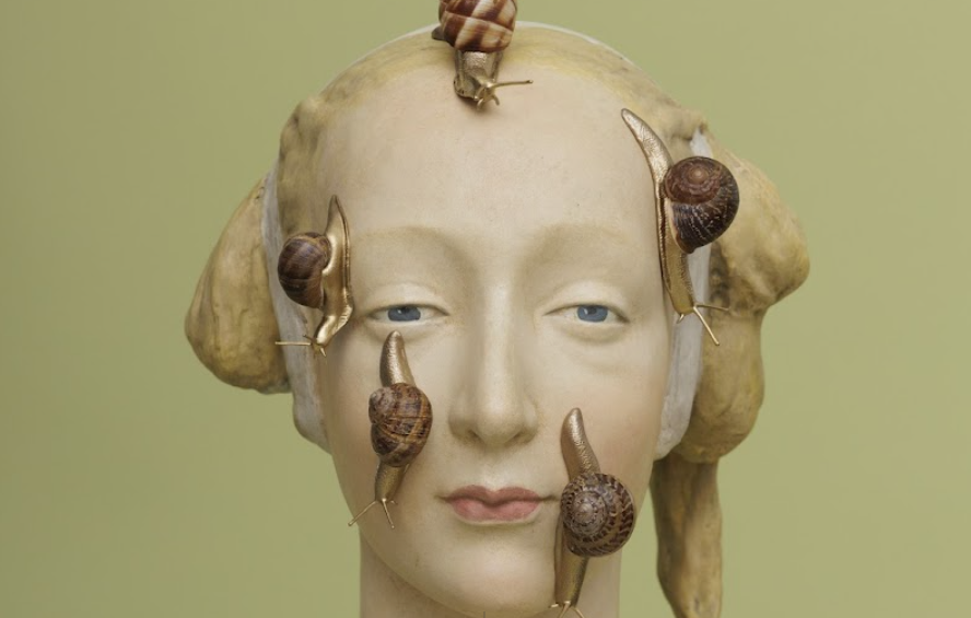 Une armée d’escargots envahit les antiquités : l’exposition de Théo Mercier à Paris 1 Theo Mercier