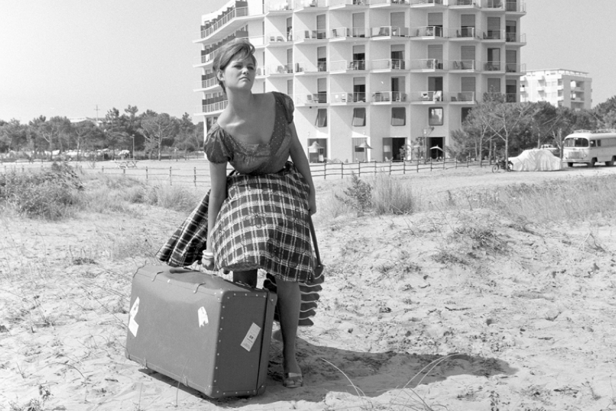 La fille à la valise