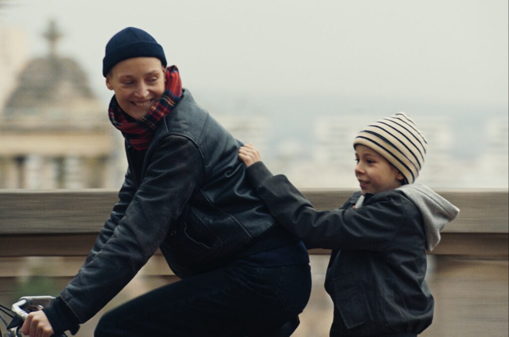 Vicky Krieps : « Le film montre quelqu’un qui quitte sa cage et le prix qu’il faut payer pour sa liberté. » 2 Love Me Tender
