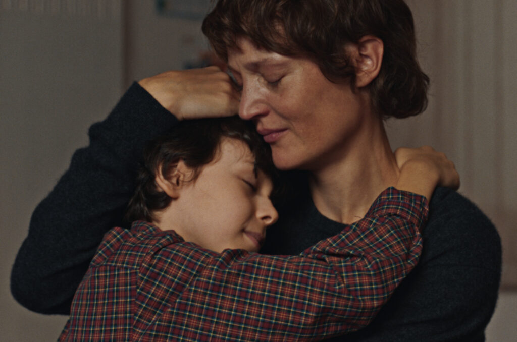 Vicky Krieps : « Le film montre quelqu’un qui quitte sa cage et le prix qu’il faut payer pour sa liberté. » 4 Love Me Tender