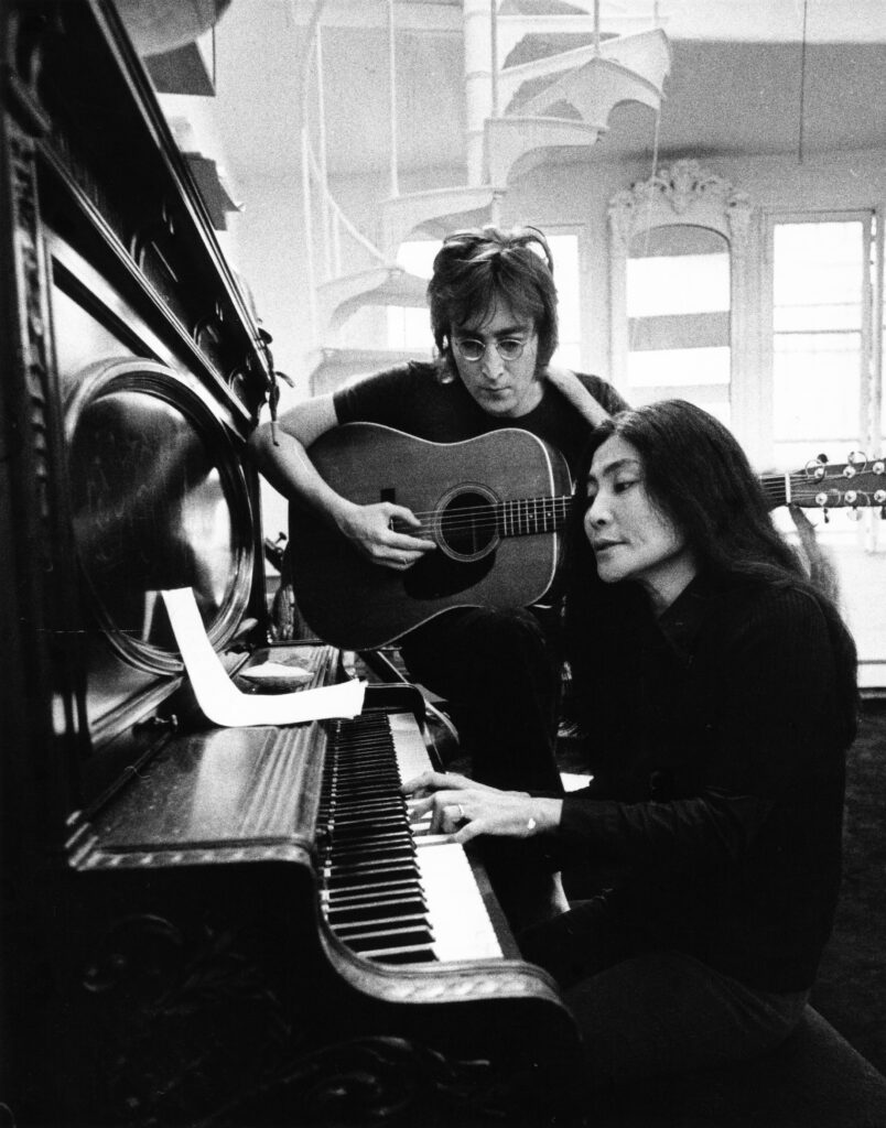 "One To One : John & Yoko" de Kevin Macdonald et Sam Rice-Edwards : un docu digne d'un thriller sur l'Amérique de Nixon 1 JY AT GUITAR HI RES Credit Brian Hamill copyright Ben Ross Photography