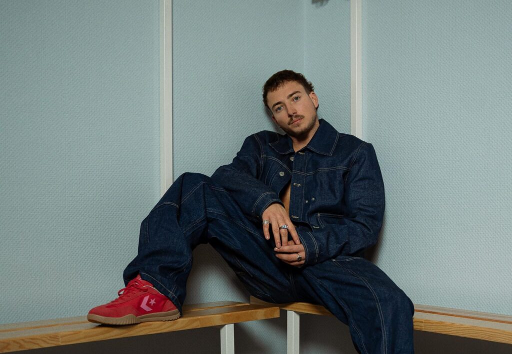 QUEER GAZE · Léon Salin : « J'ai eu cette connexion avec le personnage de Jeremy Allen White jusqu'à copier sa manière d'être. » 1 Léon Salin © Anouk Favrel