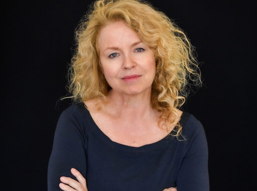 QUEER GAZE · Patricia Rozema : « Le film de Céline Sciamma m’a redonné envie de raconter des histoires intimes, lesbiennes. » 1 PR Headshot in Colour Oct.25.2025 scaled e1761825761952