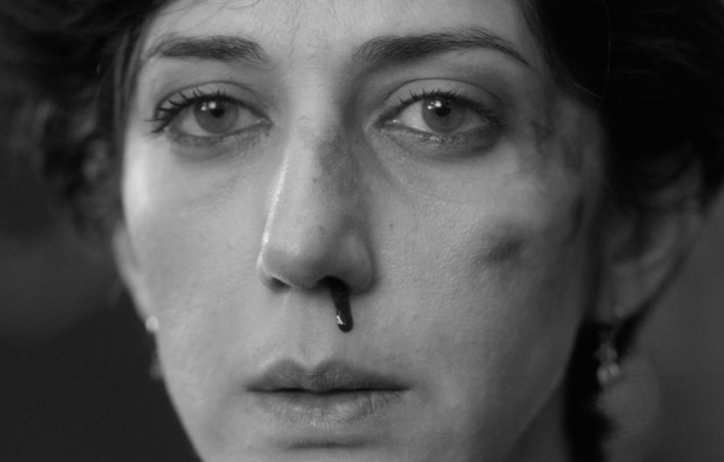 deux personnes echangeant de la salive