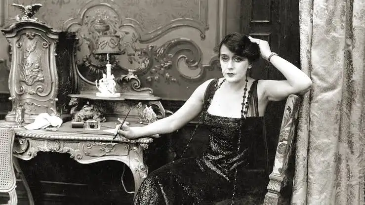 Chloé Thibaud : « À 35 ans, je m'identifie plus à Cruella qu'à Anita dans 'Les 101 Dalmatiens' » 2 images