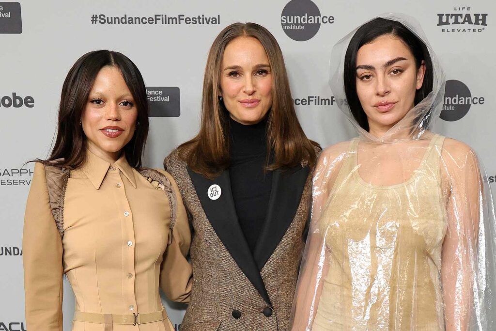Είναι ο Charli XCX ο νέος σταρ του κινηματογράφου; 5 Jenna Ortega Natalie Portman Charli xcx Sundance 012526 2 0ff071eb9c074ae79b987051137d996f