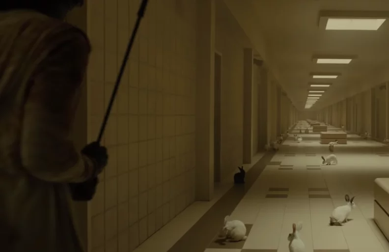 « Backrooms » : pourquoi les espaces vides nous fascinent-ils autant ? 8 lapins liminal